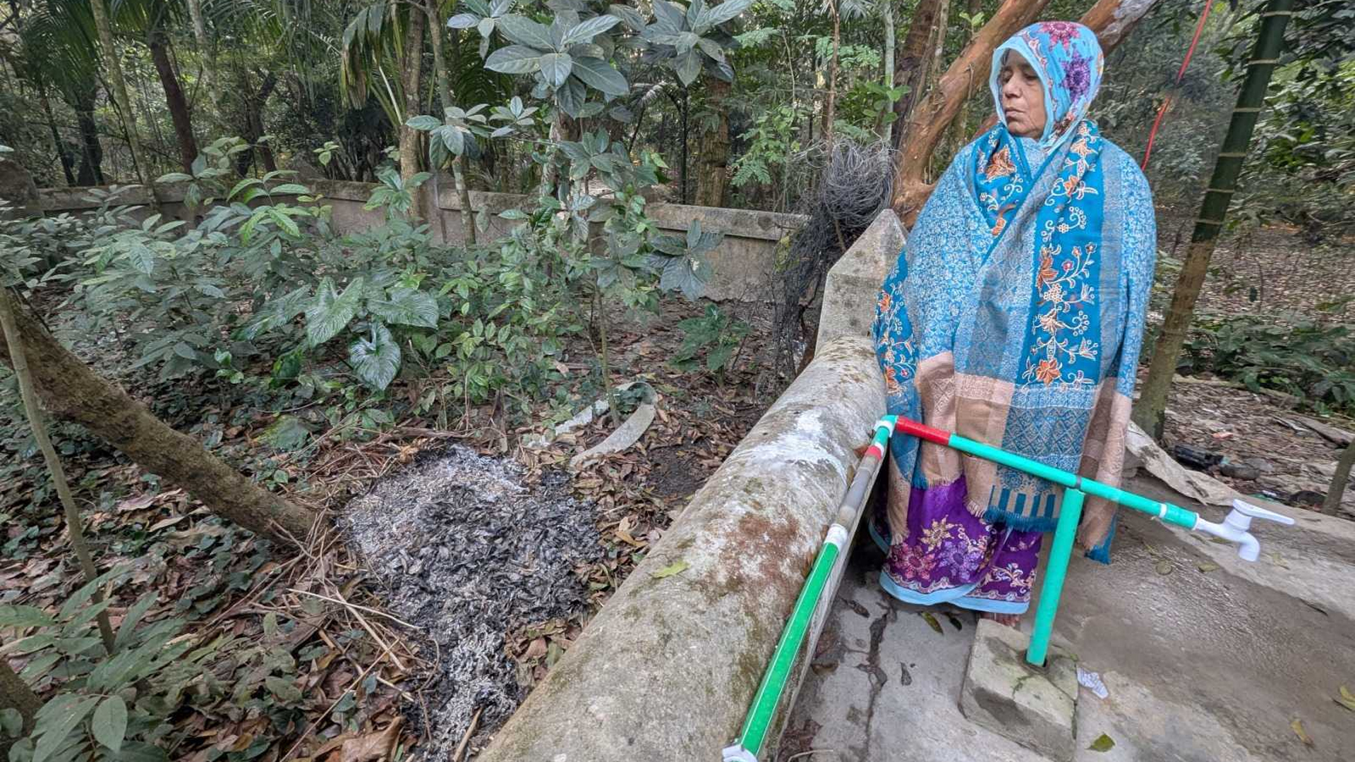 বীর মুক্তিযোদ্ধার কবরে দুর্বৃত্তদের আগুন! - Bangla24.Top