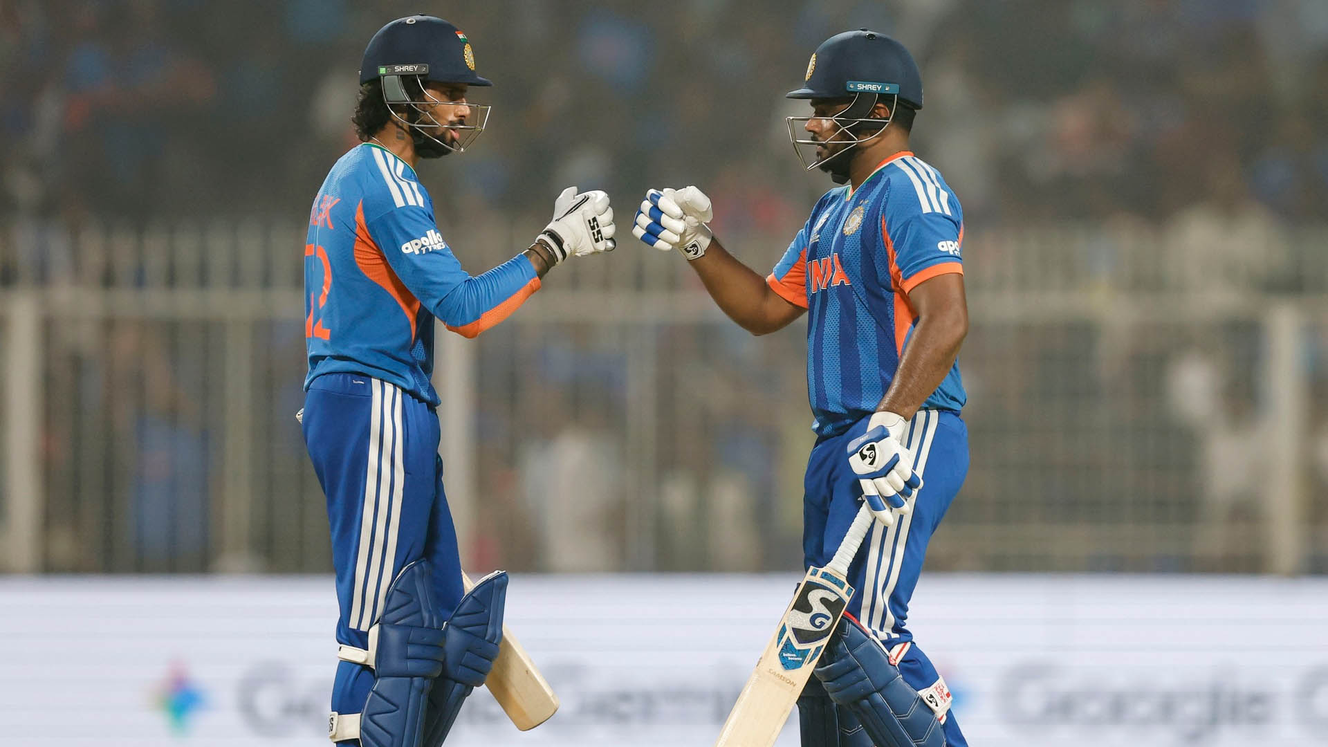 ফাইনাল নিশ্চিতের মিশনে ভারতকে ব্যাটিংয়ে পাঠালো ইংল্যান্ড