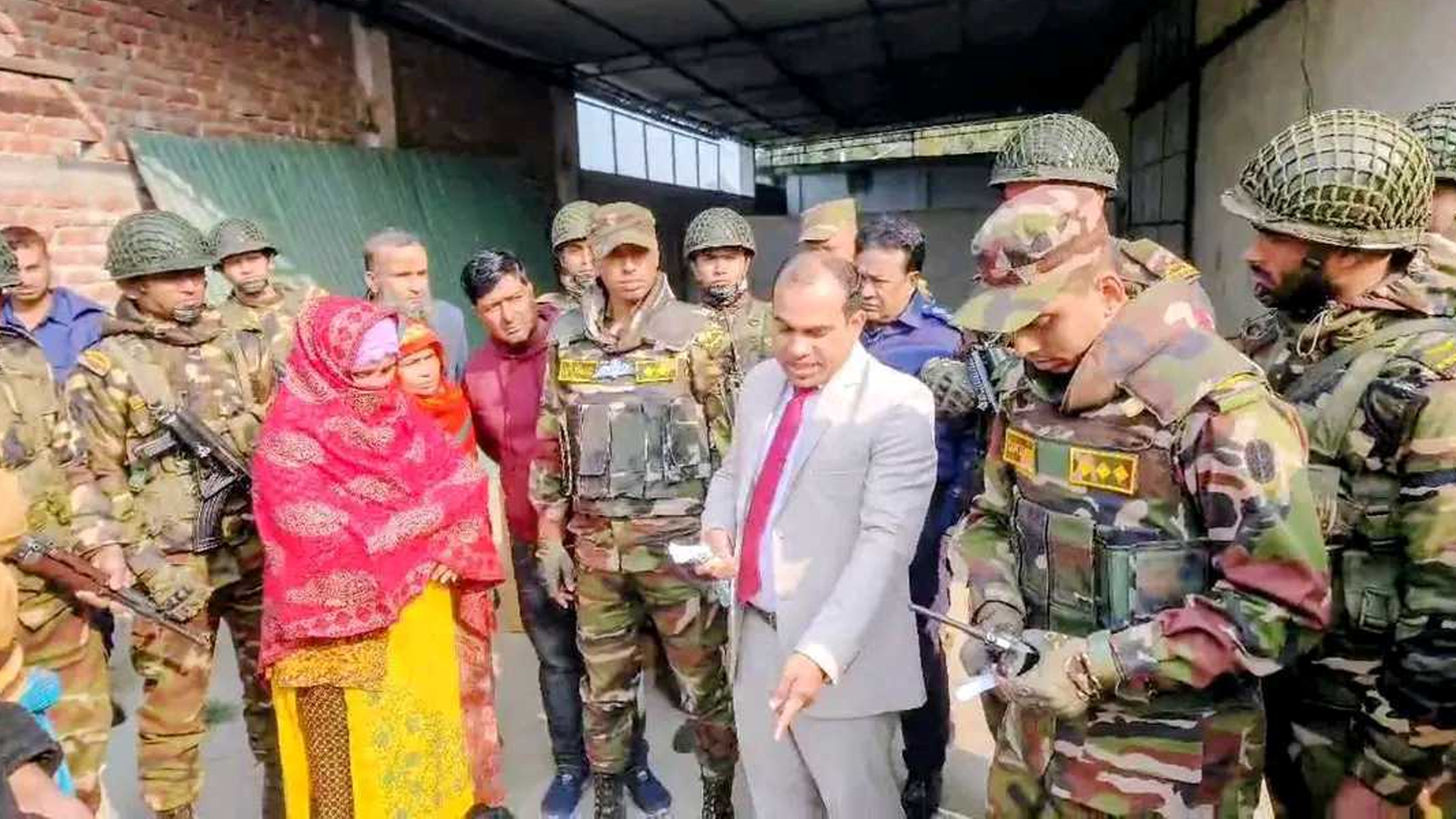 রাজস্ব কর্মকর্তার স্বাক্ষরে চলত অবৈধ সিগারেট কারখানা!