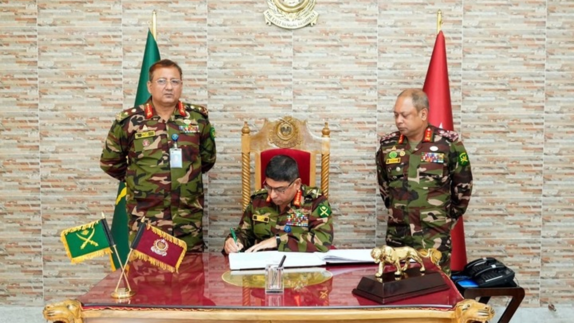 চ্যালেঞ্জ মোকাবিলায় প্রস্তুত থাকুন, ইস্ট বেঙ্গল রেজিমেন্টের অধিনায়ক সম্মেলনে সেনাপ্রধান