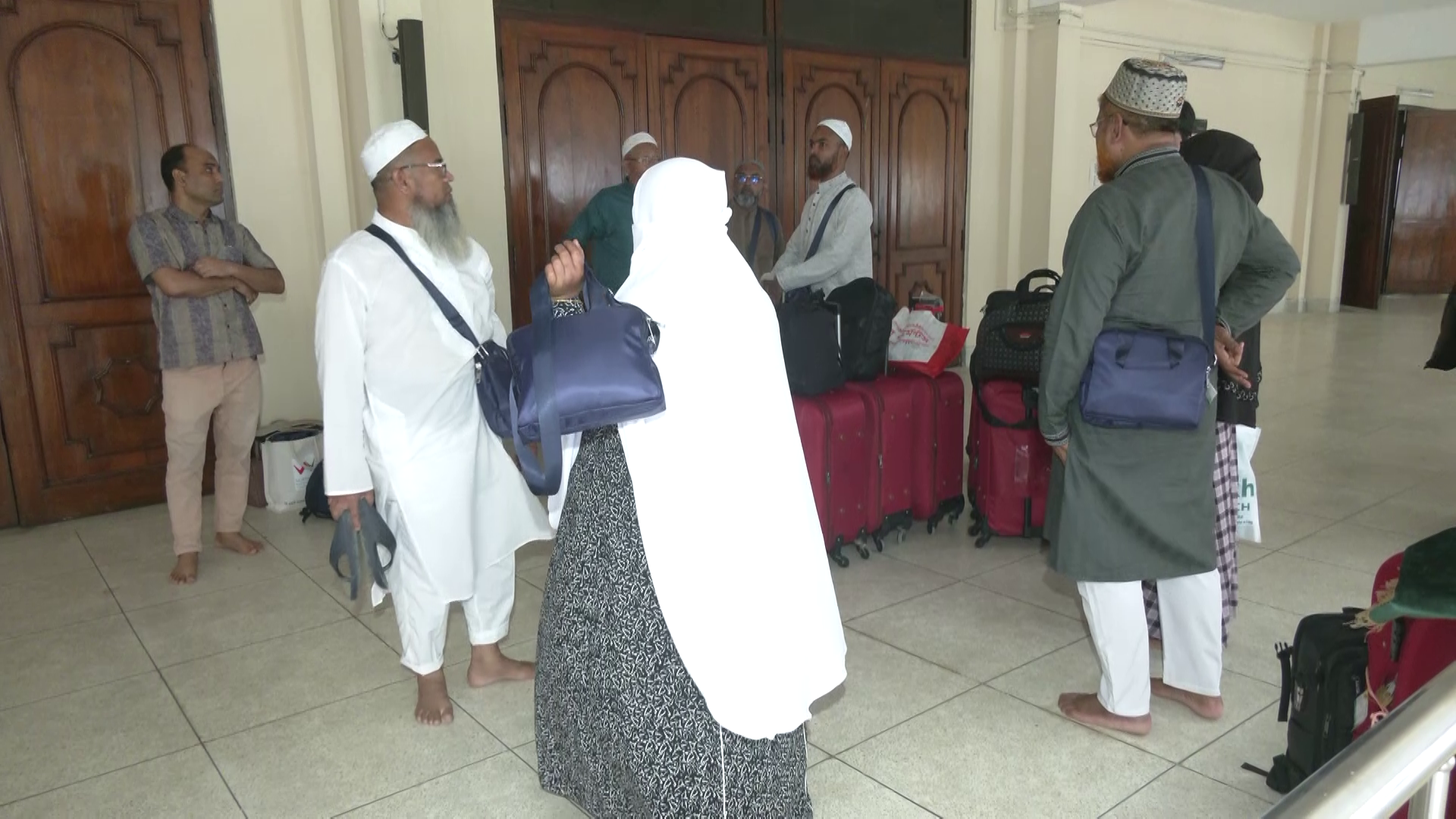 মধ্যরাতে উড়াল দেবে প্রথম হজ ফ্লাইট, এয়ারলাইন্সগুলোতে বিশেষ প্রস্তুতি