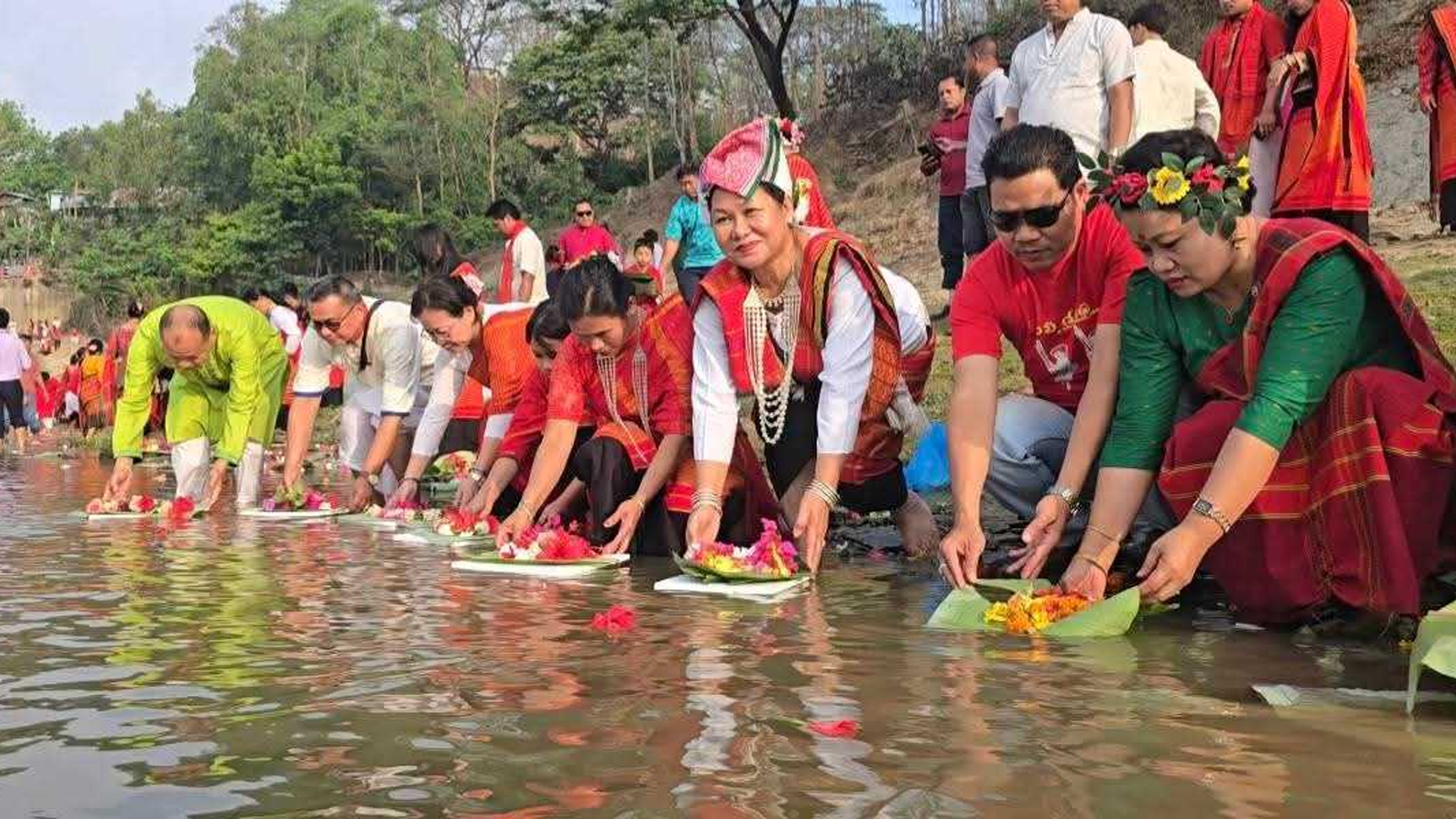 বান্দরবানে সাঙ্গু নদীতে ফুল বিসর্জনে তঞ্চঙ্গ্যাদের বর্ষবরণ উৎসব