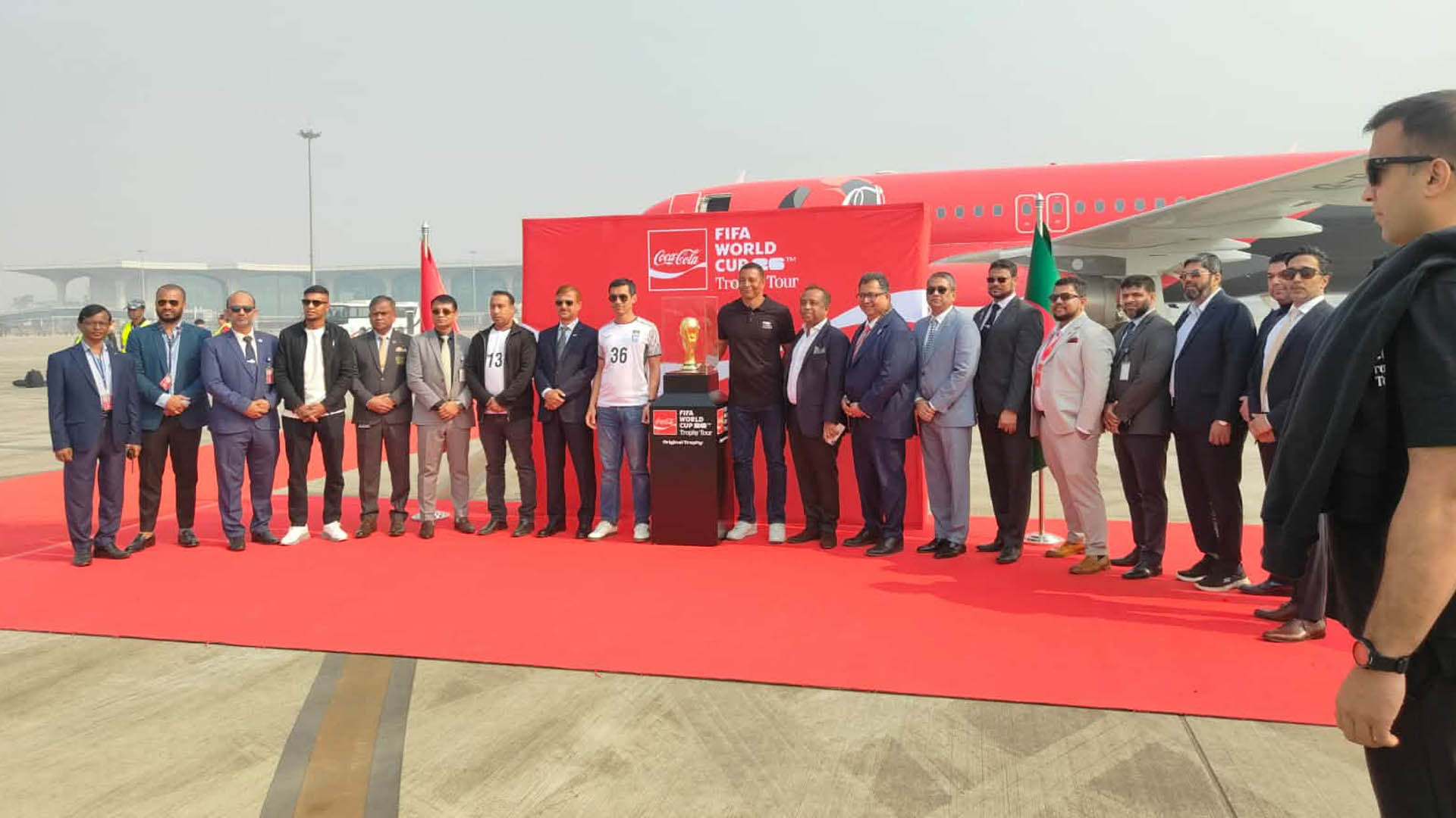 বিশ্বকাপ ট্রফি এখন বাংলাদেশে। সঙ্গে আছেন ফিফার দূত ২০০২ বিশ্বকাপজয়ী গিলবার্তো সিলভা। ছবি: সময় নিউজ