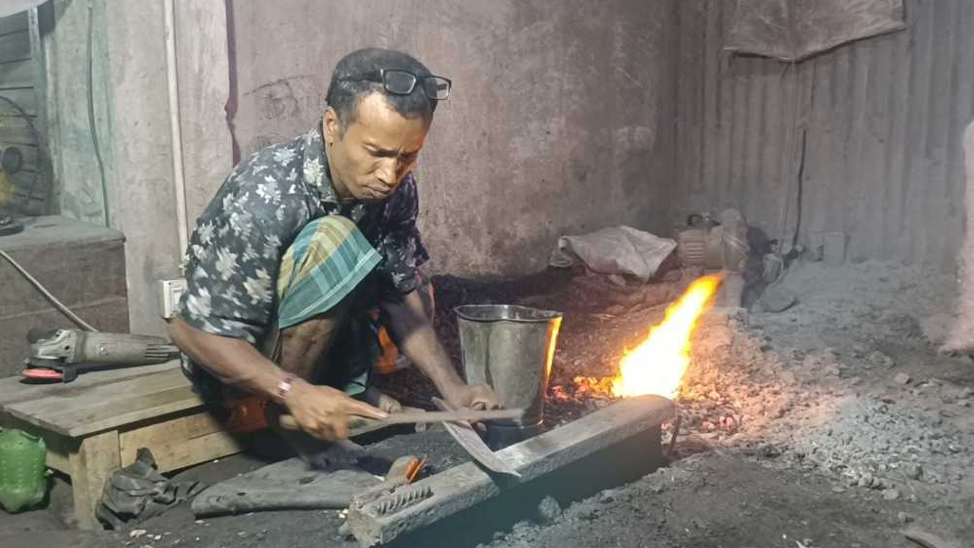 টুংটাং শব্দে মুখর হিলির কামার পাড়া, বাড়ছে ঈদবাজারের চাপ