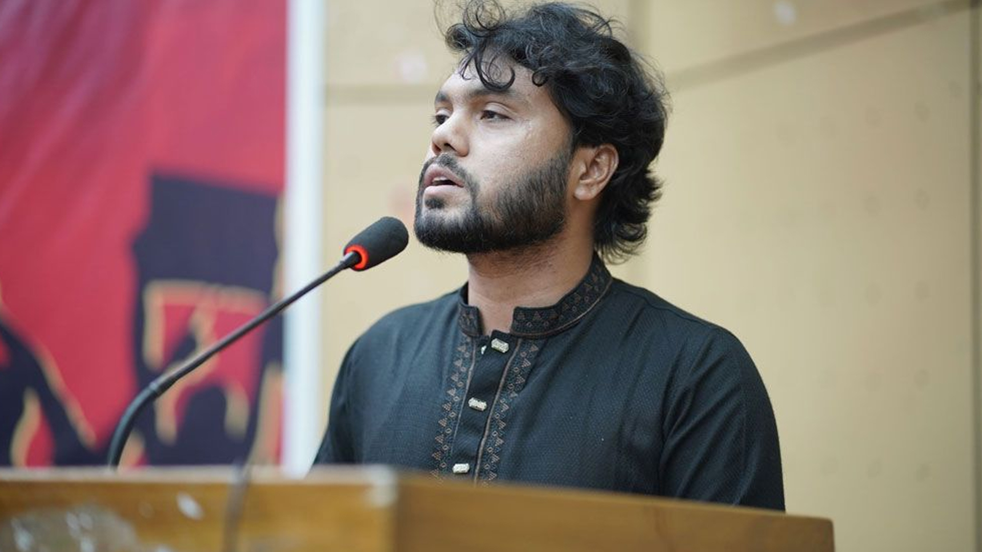 Dikni kemiruvchi ofis pornosi