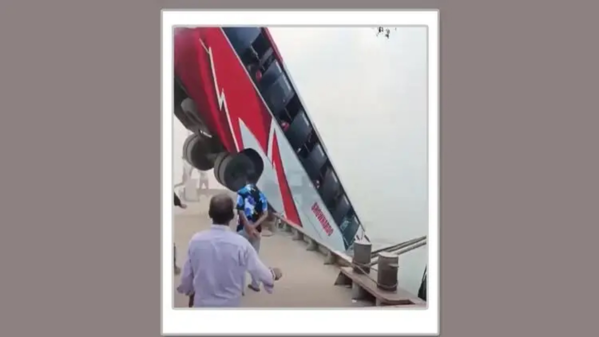 ডুবে যাওয়া বাস থেকে ২ নারীর মরদেহ উদ্ধার