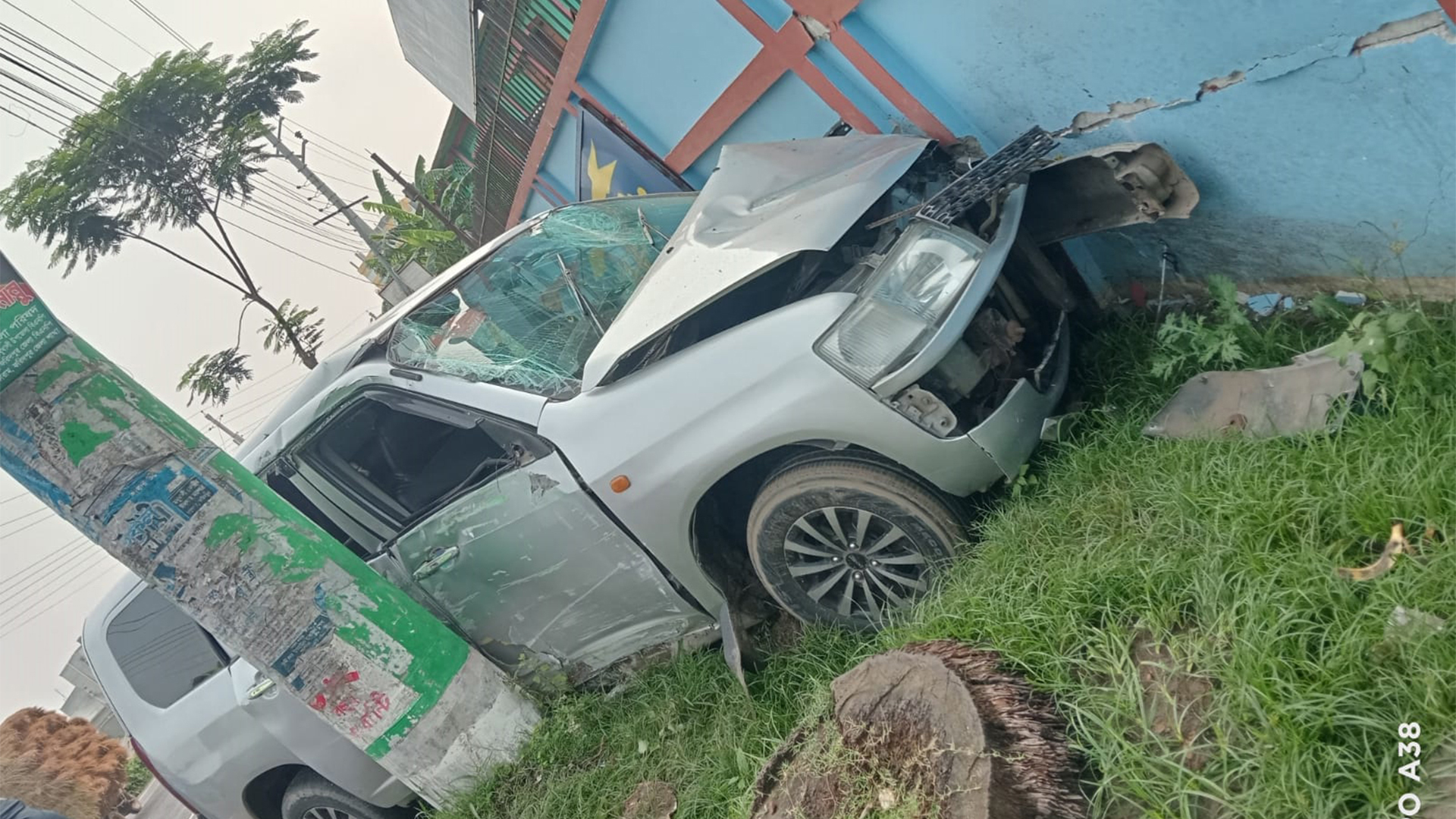 মায়ের মৃত্যুর খবরে বাড়ি ফেরার পথে প্রাণ গেল মেয়ের, আহত স্বাম