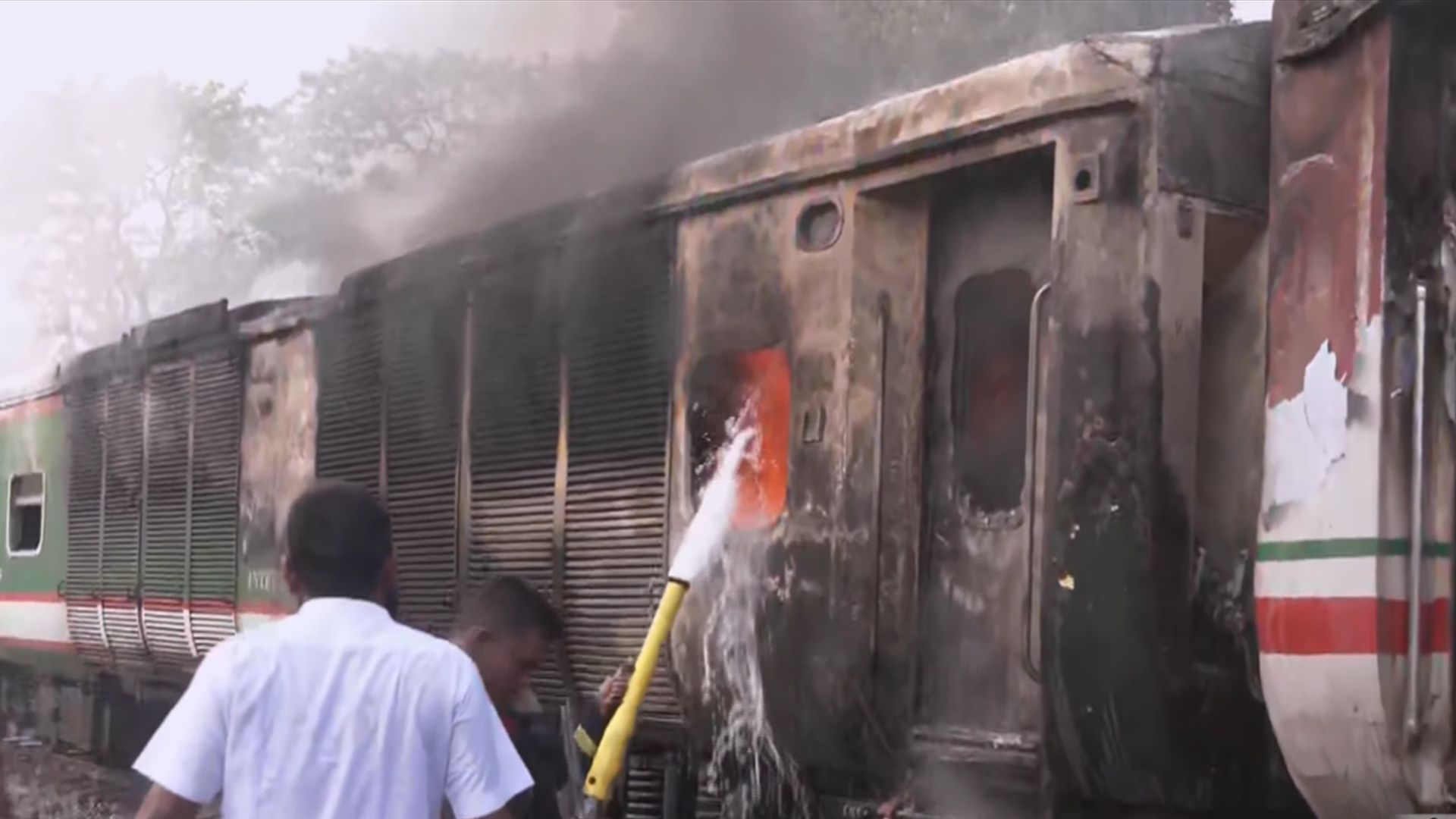 চট্টগ্রামে চট্টলা এক্সপ্রেসের ইঞ্জিনে আগুন