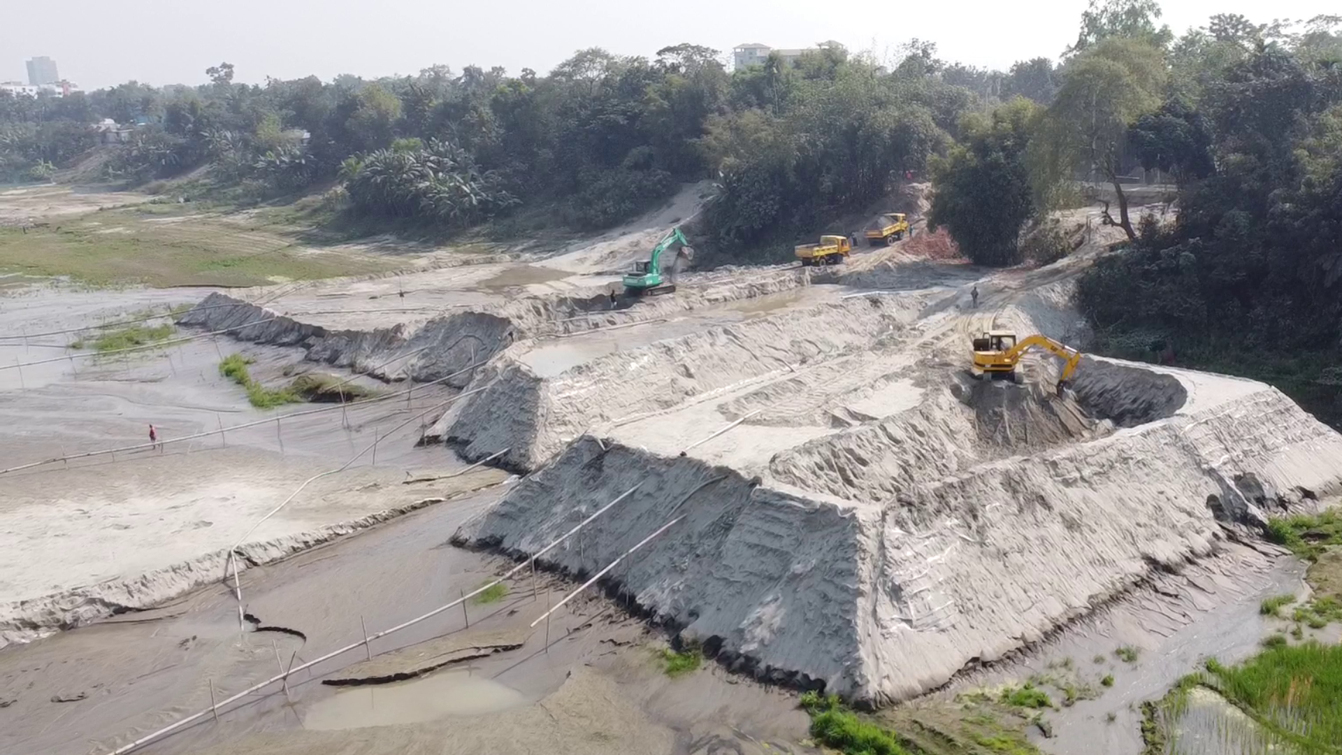 Kokraklar bluzkadan tushadi Yapon ayolni erining oldida siking