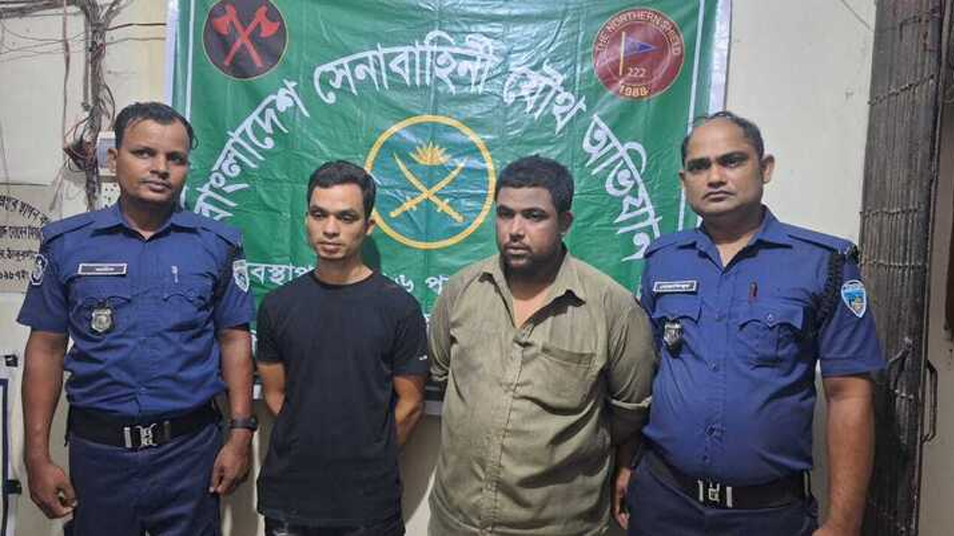 ঠাকুরগাঁওয়ে সেনাবাহিনীর অভিযানে দুই চাঁদাবাজ আটক