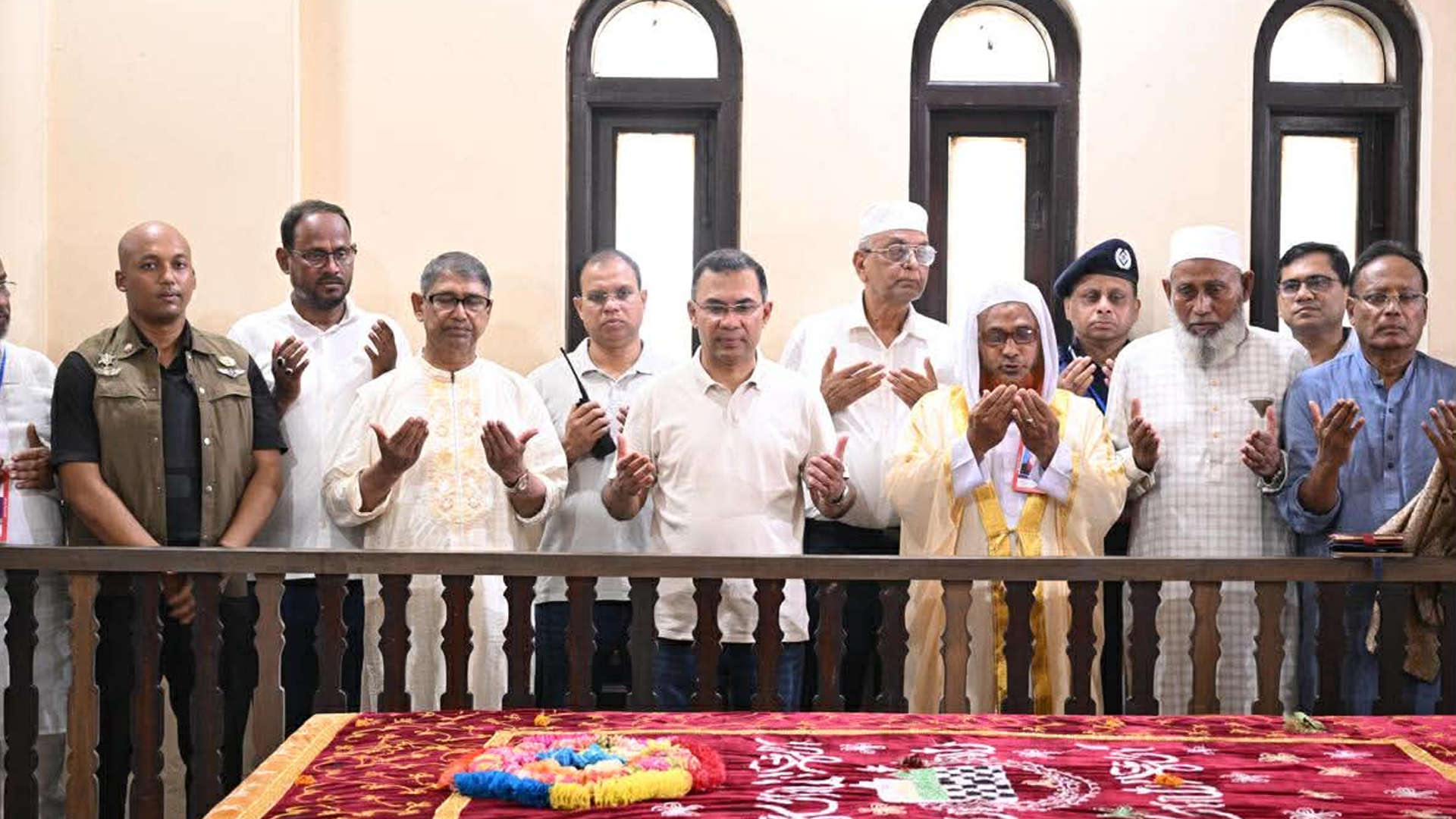 মওলানা ভাসানীর মাজার জিয়ারত করলেন প্রধানমন্ত্রী