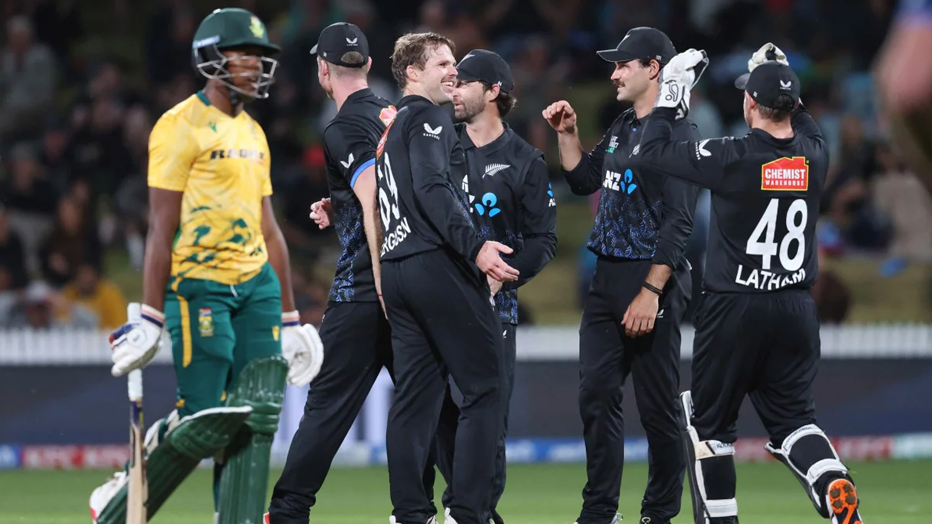 দক্ষিণ আফ্রিকাকে বড় ব্যবধানে হারিয়ে সিরিজে ফিরলো নিউজিল্যান্ড