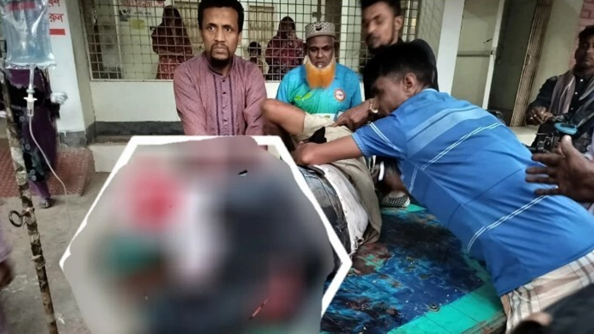 চলন্ত ট্রেন থেকে নামতে গিয়ে হাঁটুর নিচ থেকে ২ পা বিচ্ছিন্ন পুলিশ সদস্যের