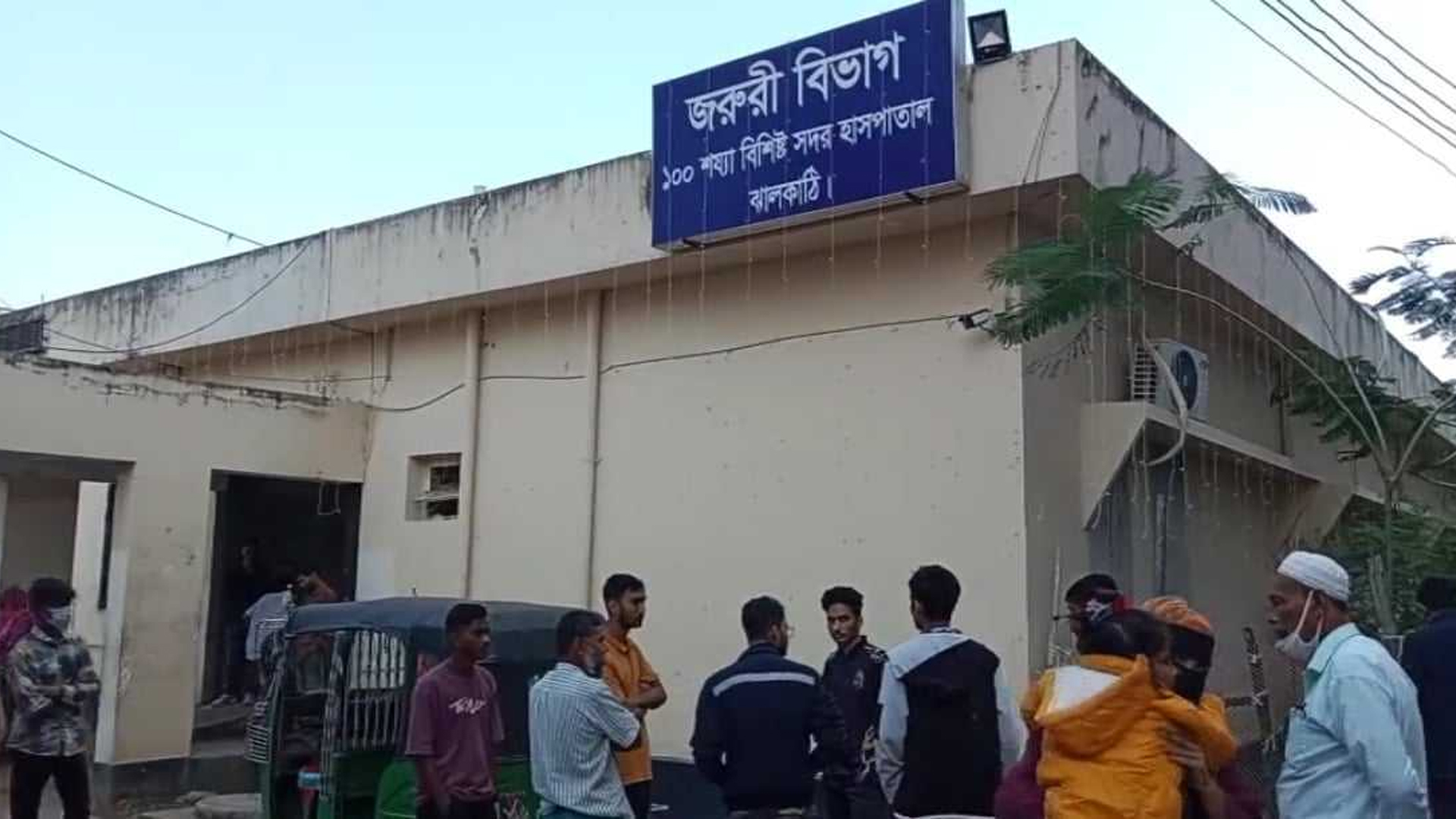 মোটরসাইকেলে ট্রলির ধাক্কায় স্ত্রী নিহত, স্বামী আহত