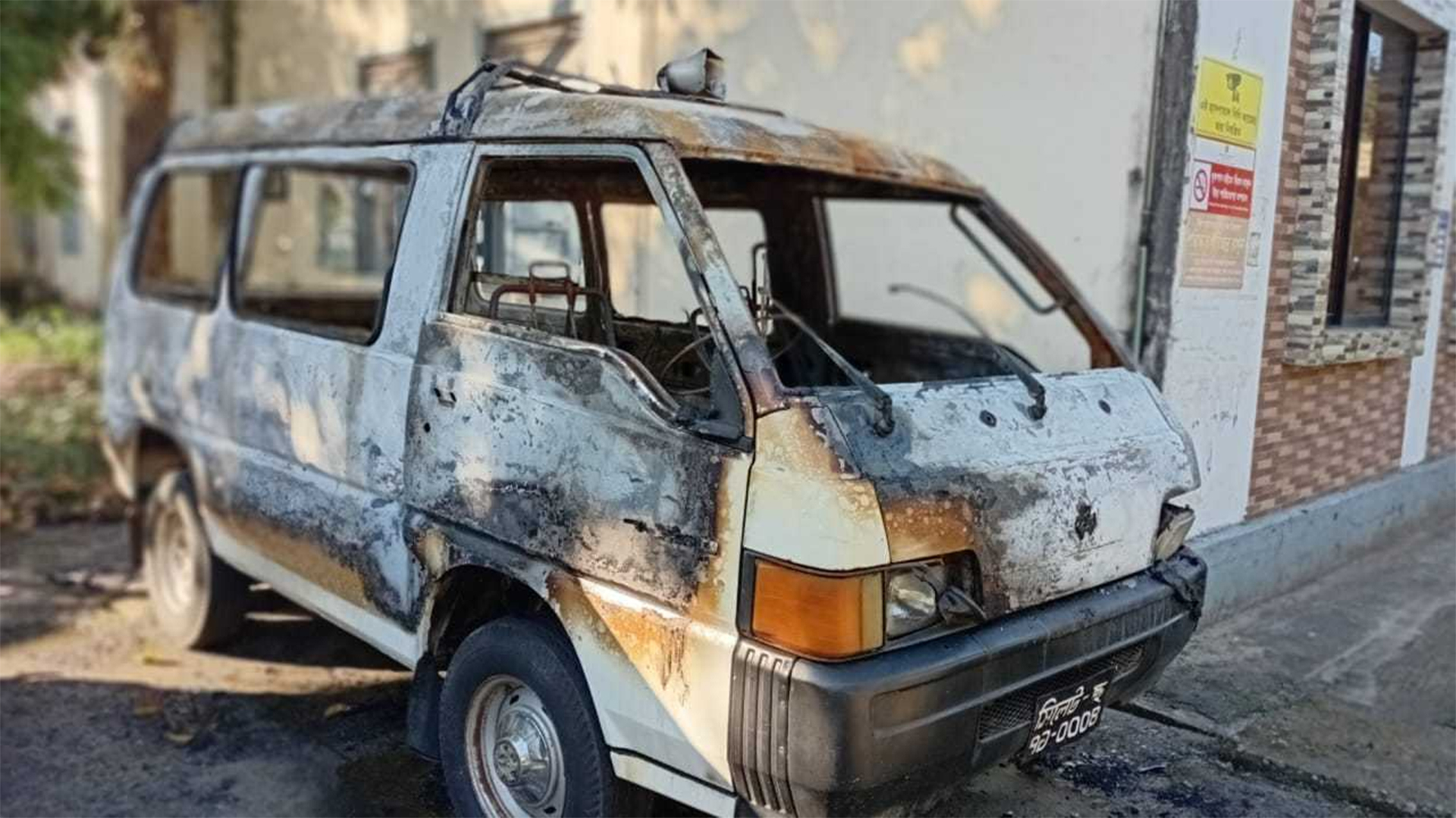 সিলেটে মধ্যরাতে অ্যাম্বুলেন্স ও বাসে আগুন দিলো দুর্বৃত্তরা