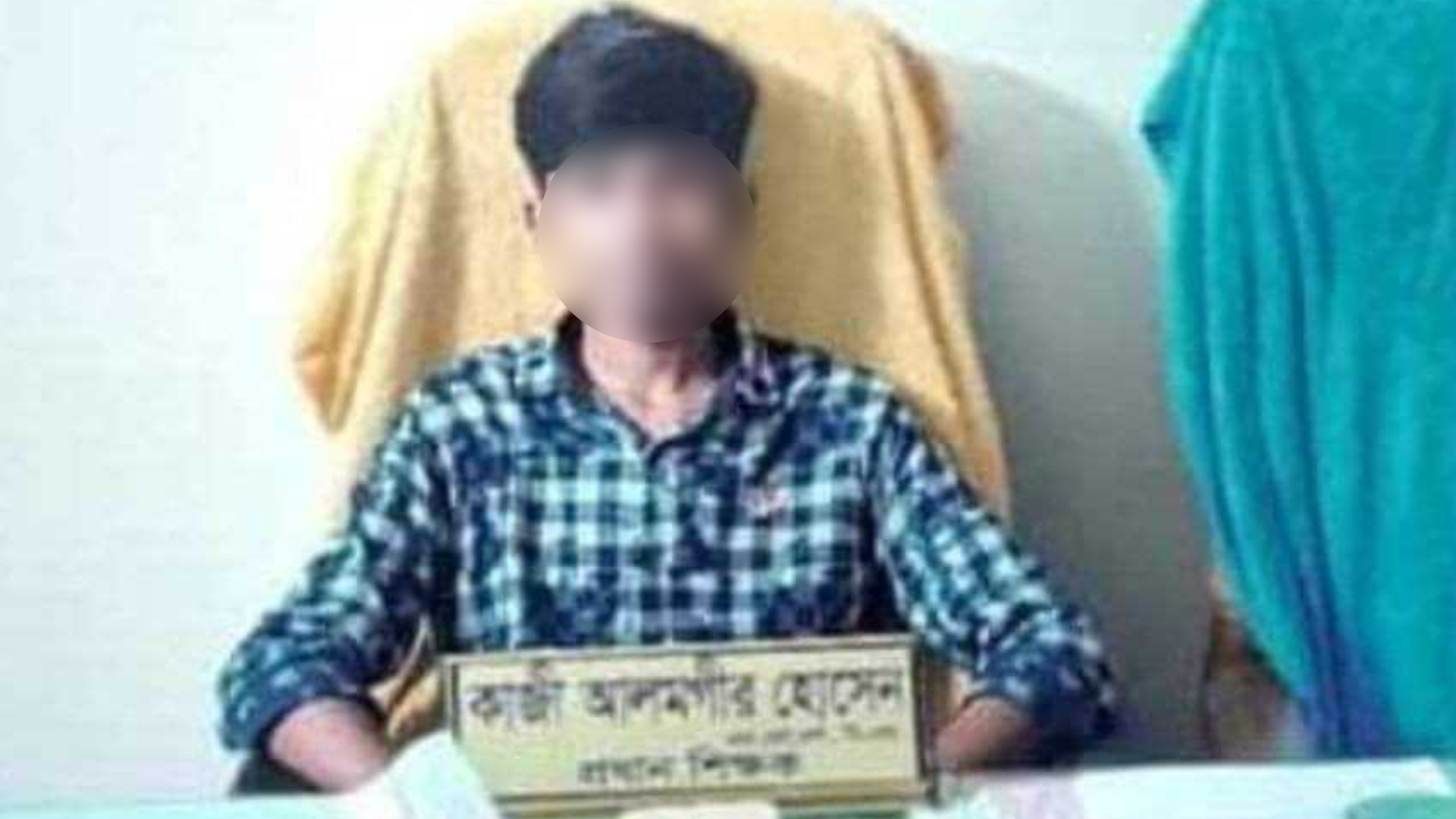 Qizlar kiyinish xonasida kiyimlarini almashtirmoqda