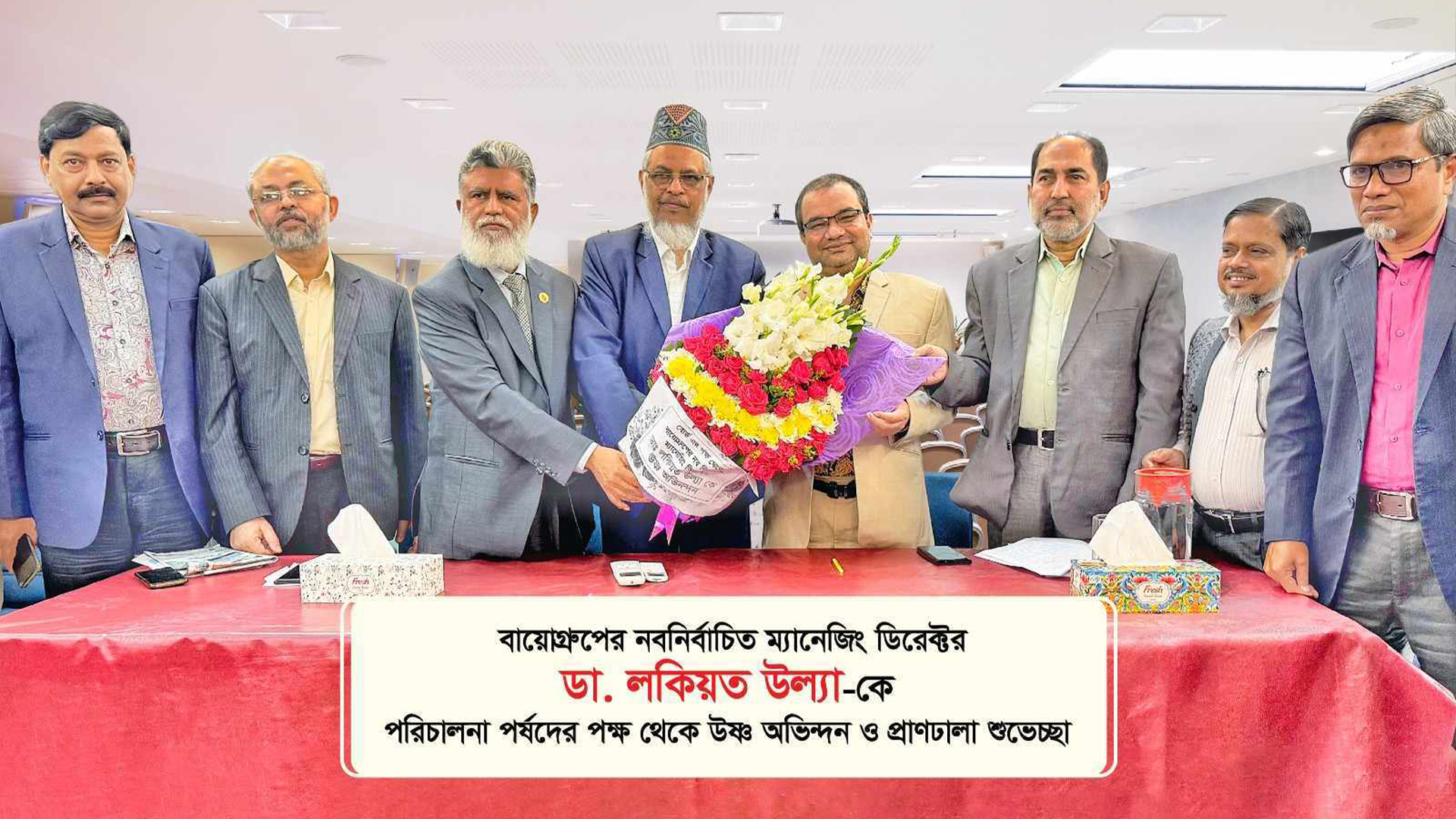 Mirage jinsiy aloqa U qoli bilan uning mushukini chiroyli tarzda silaydi.