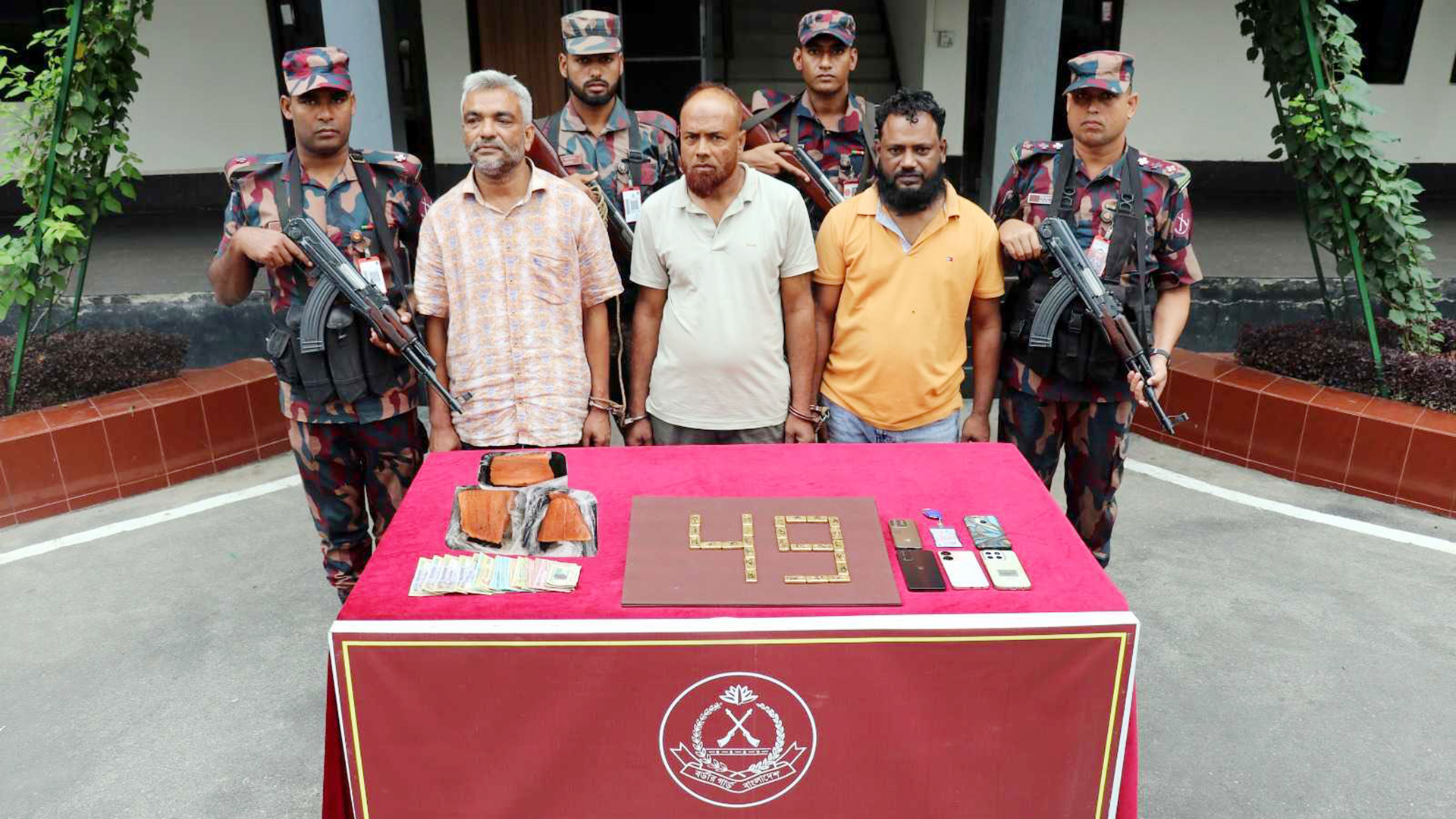 যশোরে ২৬টি স্বর্ণের বারসহ আটক তিন