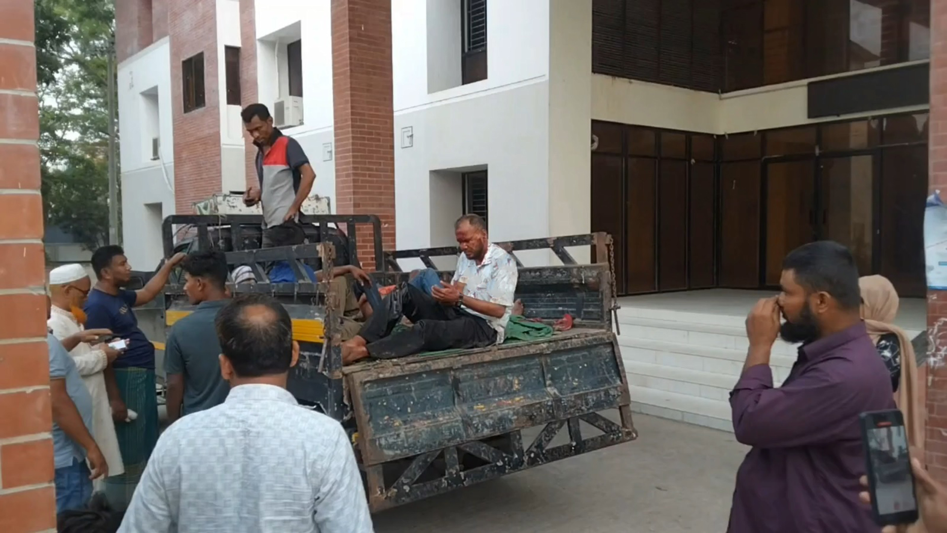 ঢাকা-ভাঙ্গা এক্সপ্রেসওয়েতে ২ ট্রাকের ধাক্কা, সড়কে ছিটকে পড়ে আহত ১০