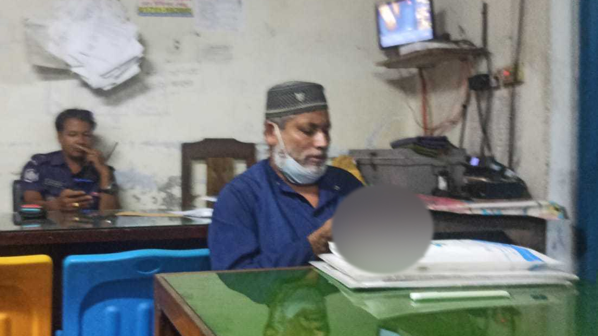 আওয়ামী লীগ নেতাকে পিটিয়ে পুলিশের কাছে হস্তান্তর