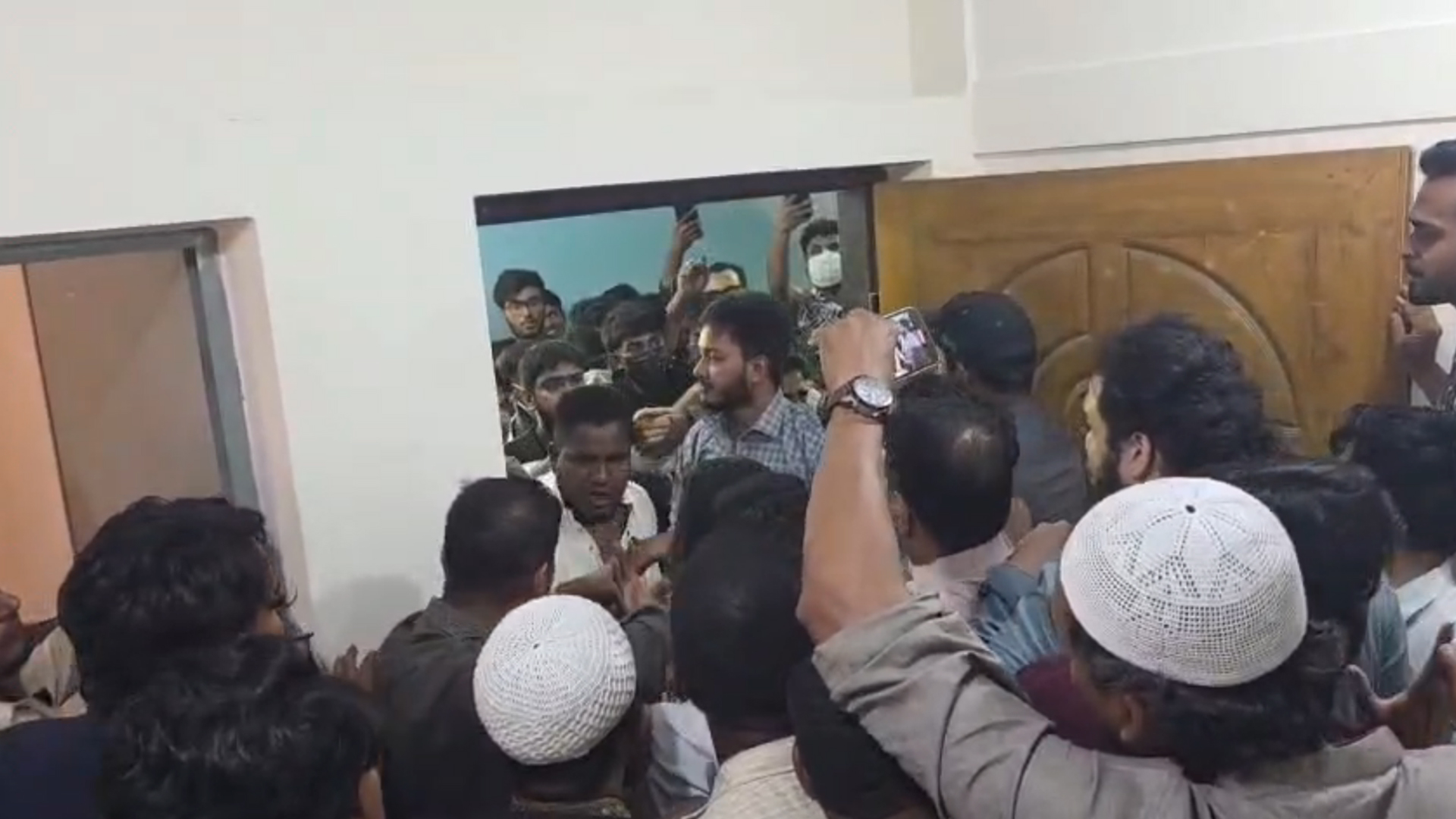 ধামরাইয়ে এনসিপির কার্যালয় উদ্বোধন ঘিরে ২ পক্ষের সংঘর্ষ, আহত ২০