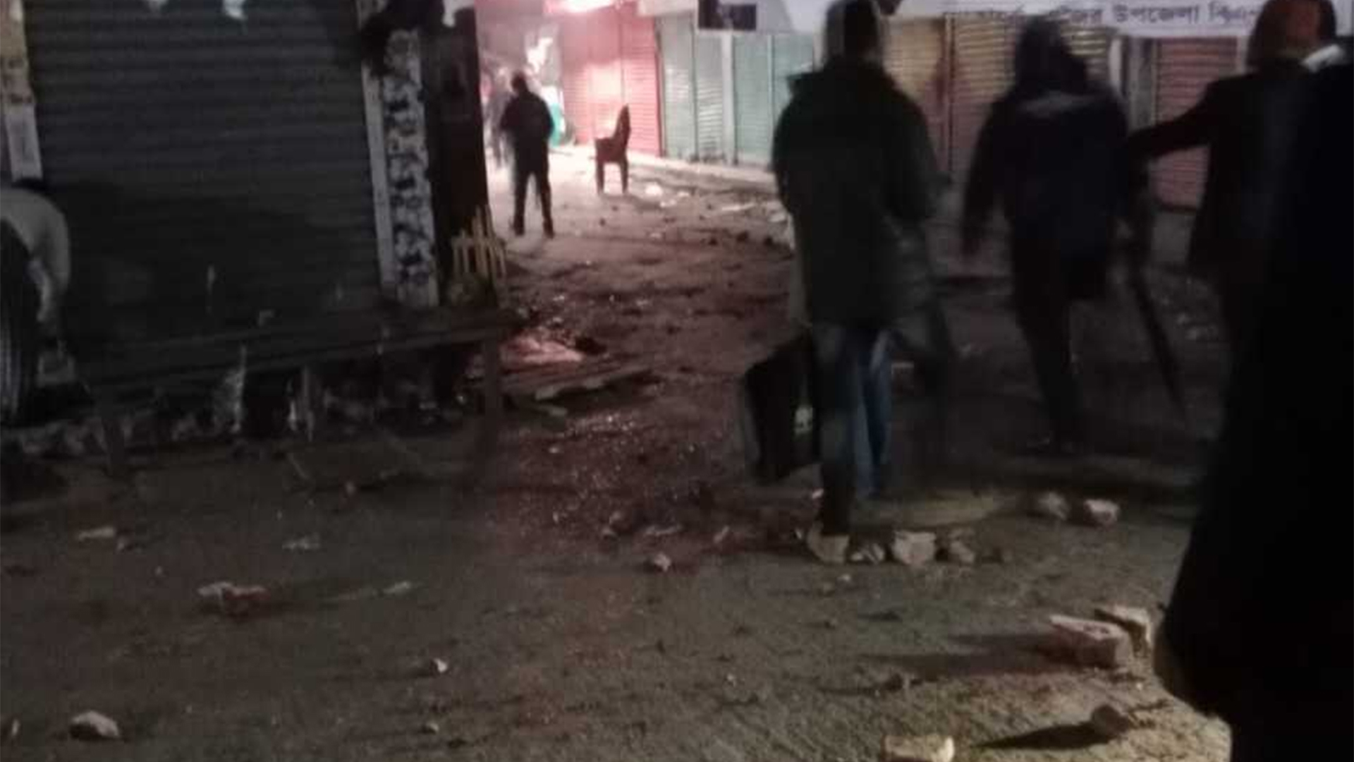 বিয়েবাড়িতে উচ্চশব্দে গান বাজানো নিয়ে সংঘর্ষে, আহত ৪