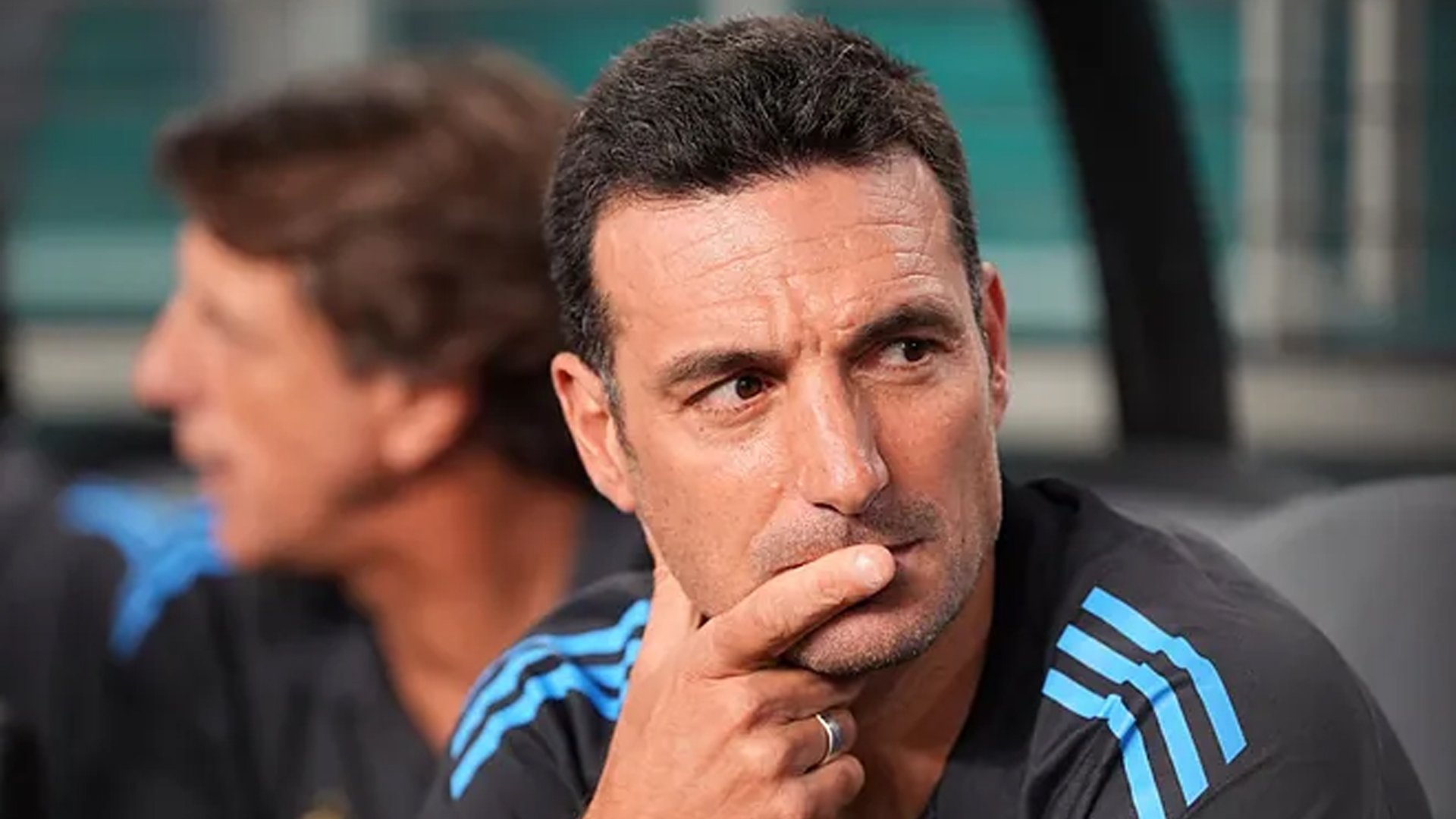 সংবাদ সম্মেলনে আর্জেন্টিনার কোচকে হুঁশিয়ারি তরুণ সমর্থকের