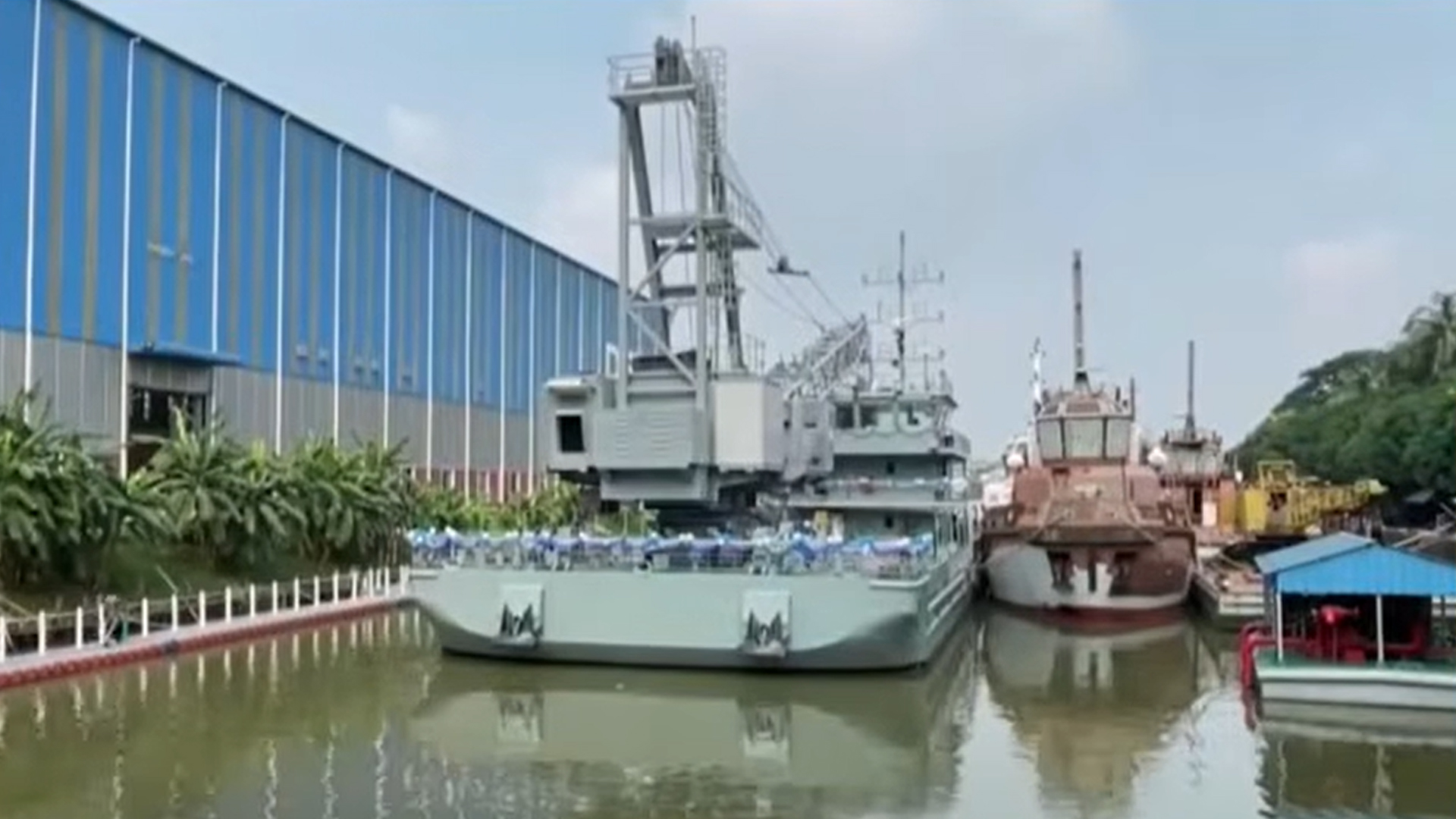 নৌবাহিনীর বহরে যুক্ত হলো ভাসমান ক্রেন ‘বিএনএফসি বলীয়ান’