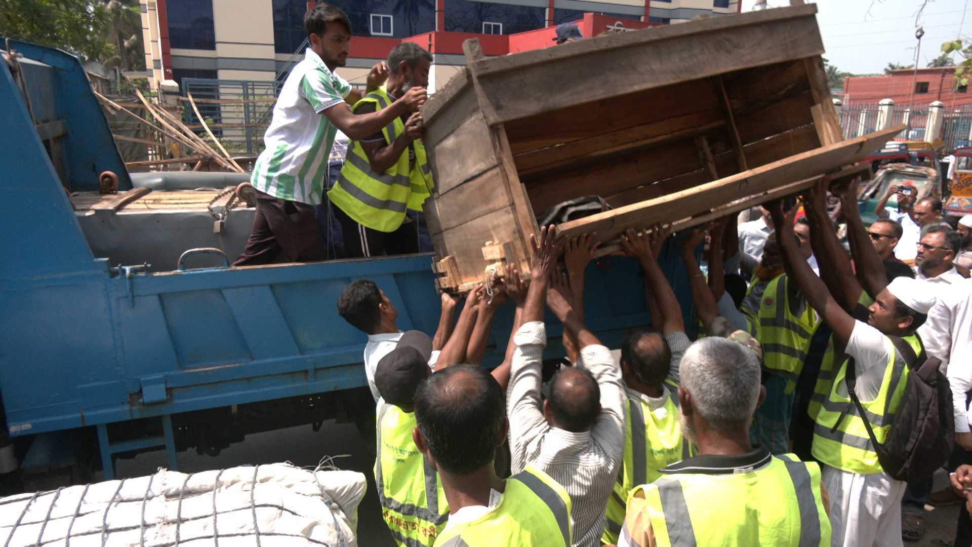 বরিশালে ফুটপাত দখলমুক্ত করতে সিটি করপোরেশনের উচ্ছেদ অভিযান
