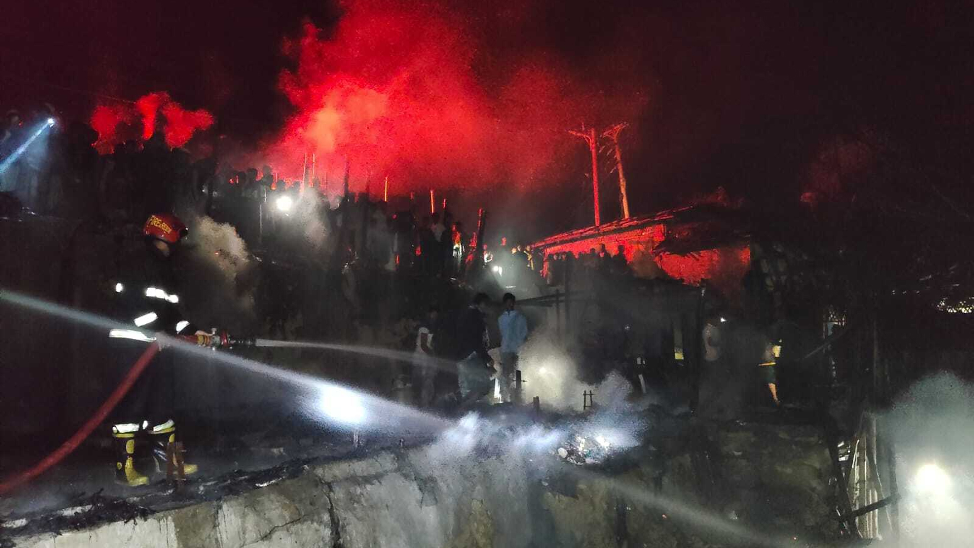 মধ্যরাতে রোহিঙ্গা ক্যাম্পে আগুন, ২ ঘণ্টার চেষ্টার নিয়ন্ত্রণে