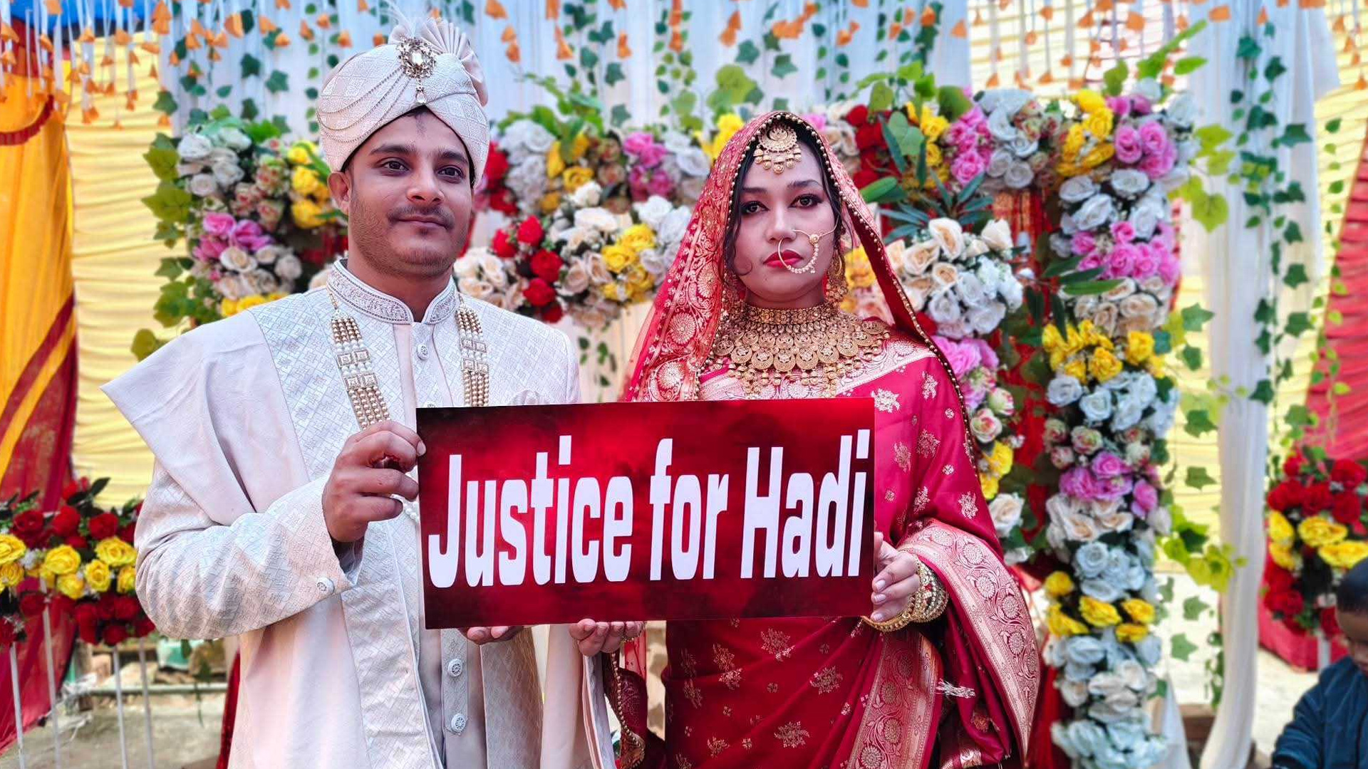 বিয়ের মঞ্চেই ‘জাস্টিস ফর হাদি’ প্ল্যাকার্ড হাতে প্রতিবাদ ডাকসুর হল সংসদ ভিপির