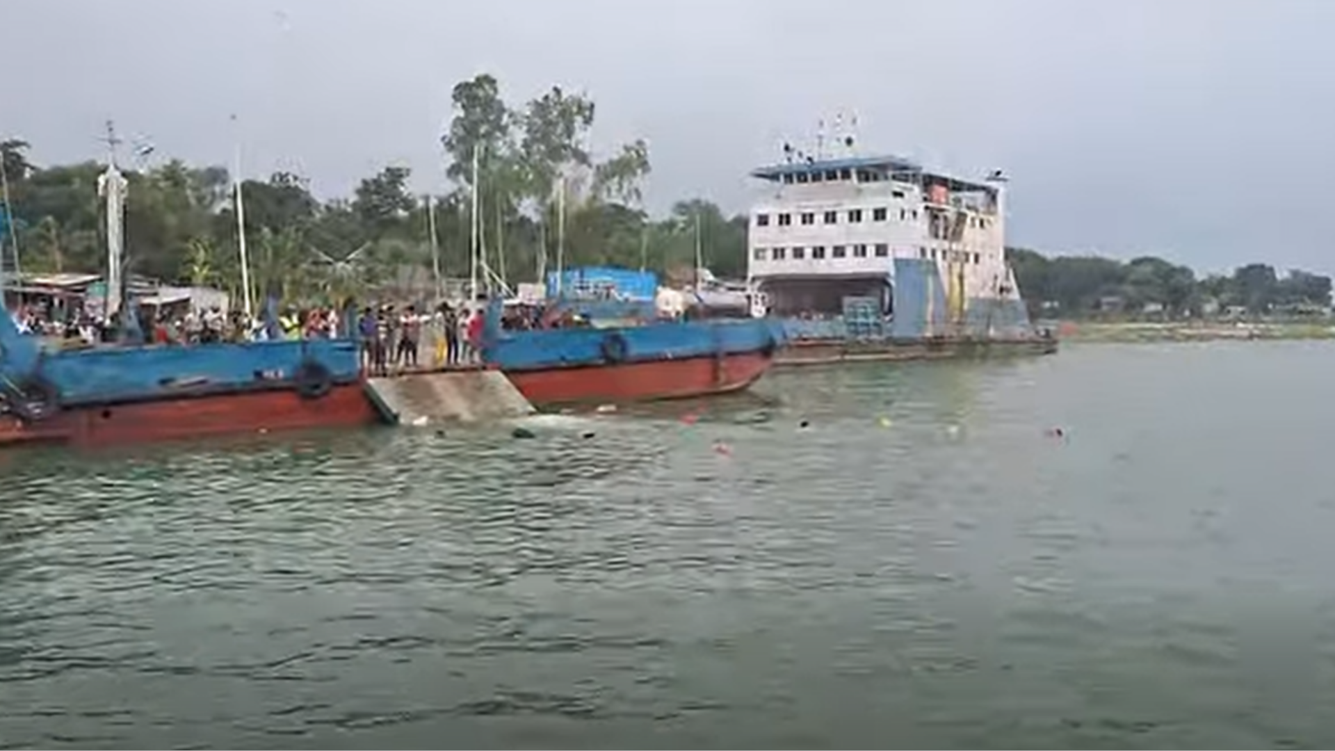 দৌলতদিয়া ফেরীঘাটে বাস উল্টে নদীতে, হতাহতের আশঙ্কা