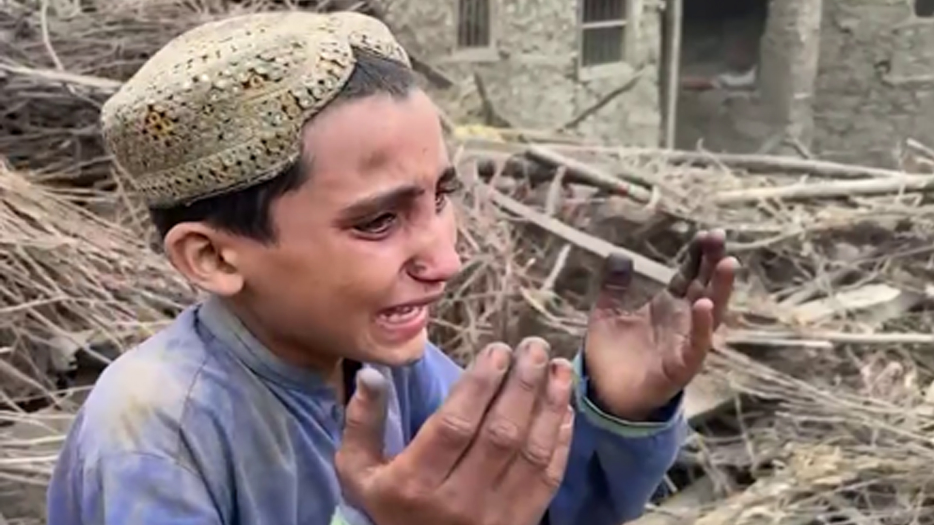 ধ্বংসস্তূপের নিচে মানুষ, টেনে তোলার কেউ নেই