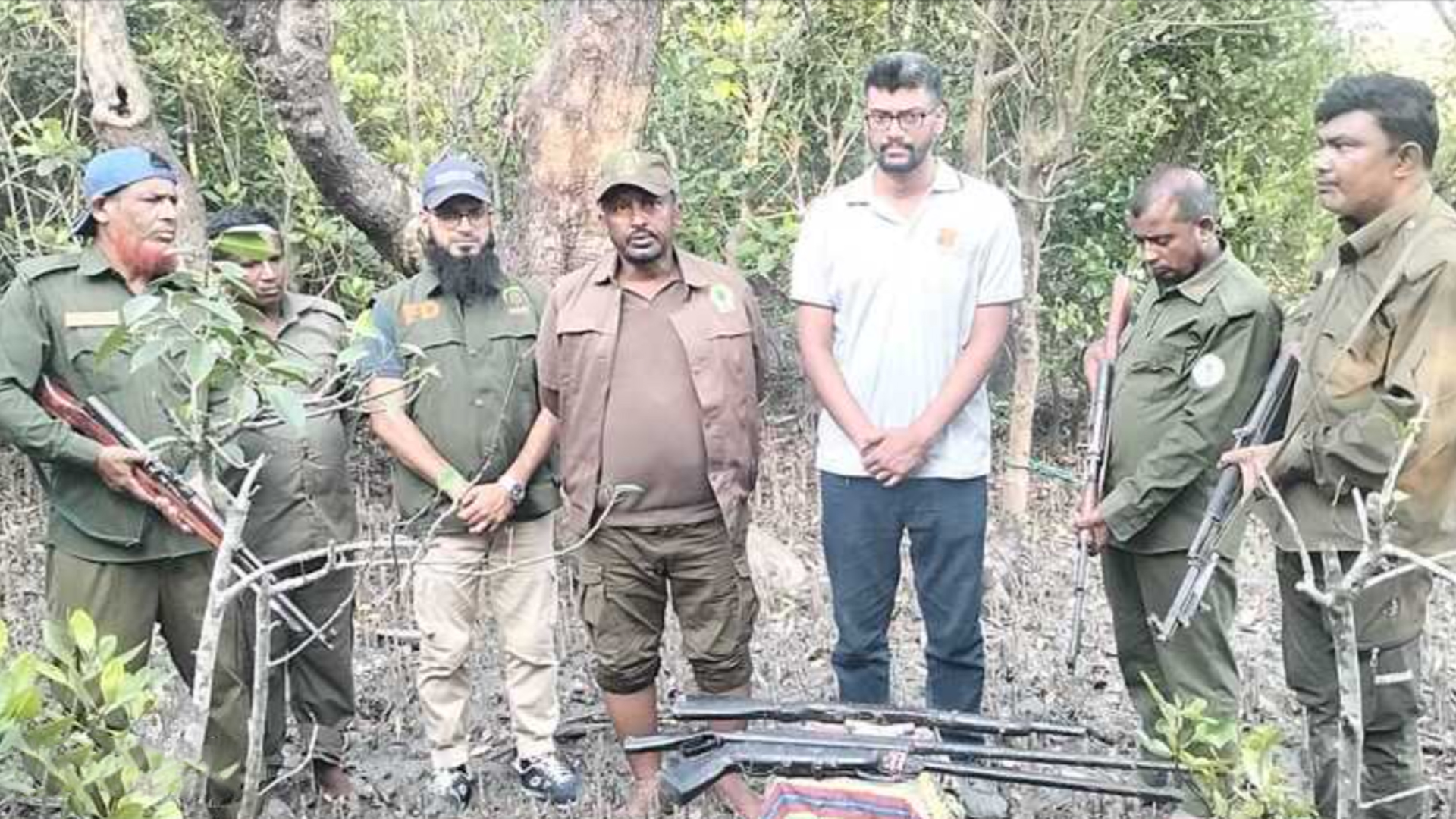 সুন্দরবনে বনদস্যুদের লক্ষ্য করে গুলি, অস্ত্র উদ্ধার