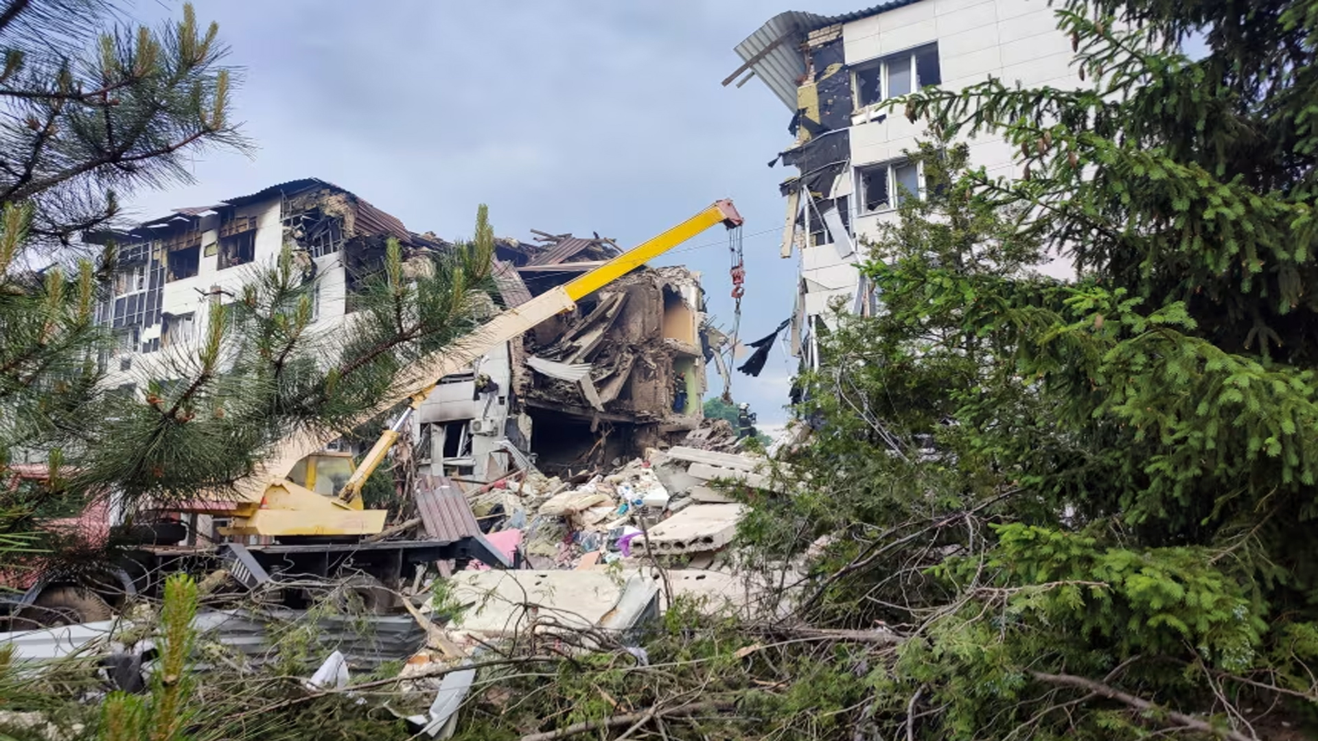 ইউক্রেনে রাতভর হামলায় শক্তিশালী হাইপারসনিক ক্ষেপণাস্ত্র নিক্ষেপ রাশিয়ার