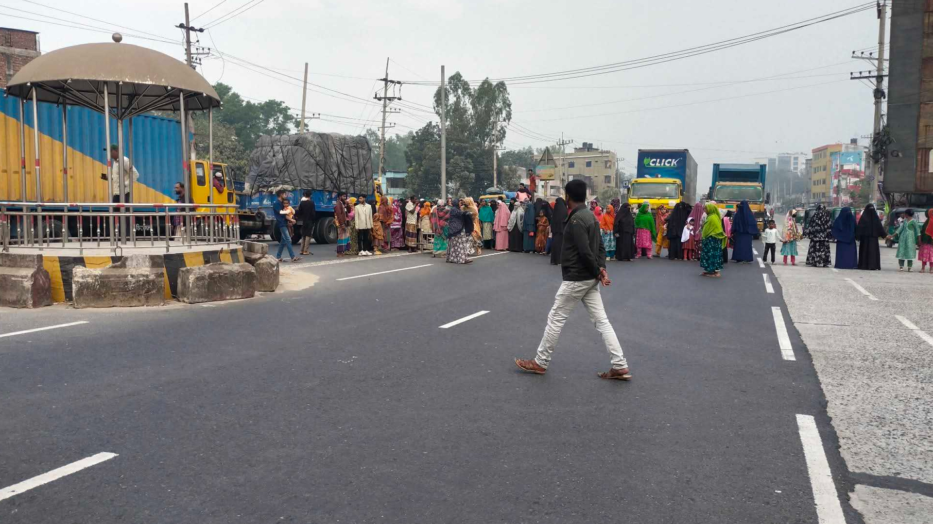 বাসচাপায় নিহত মা, পা হারাল ছেলে: মহাসড়ক অবরোধ এলাকাবসীর