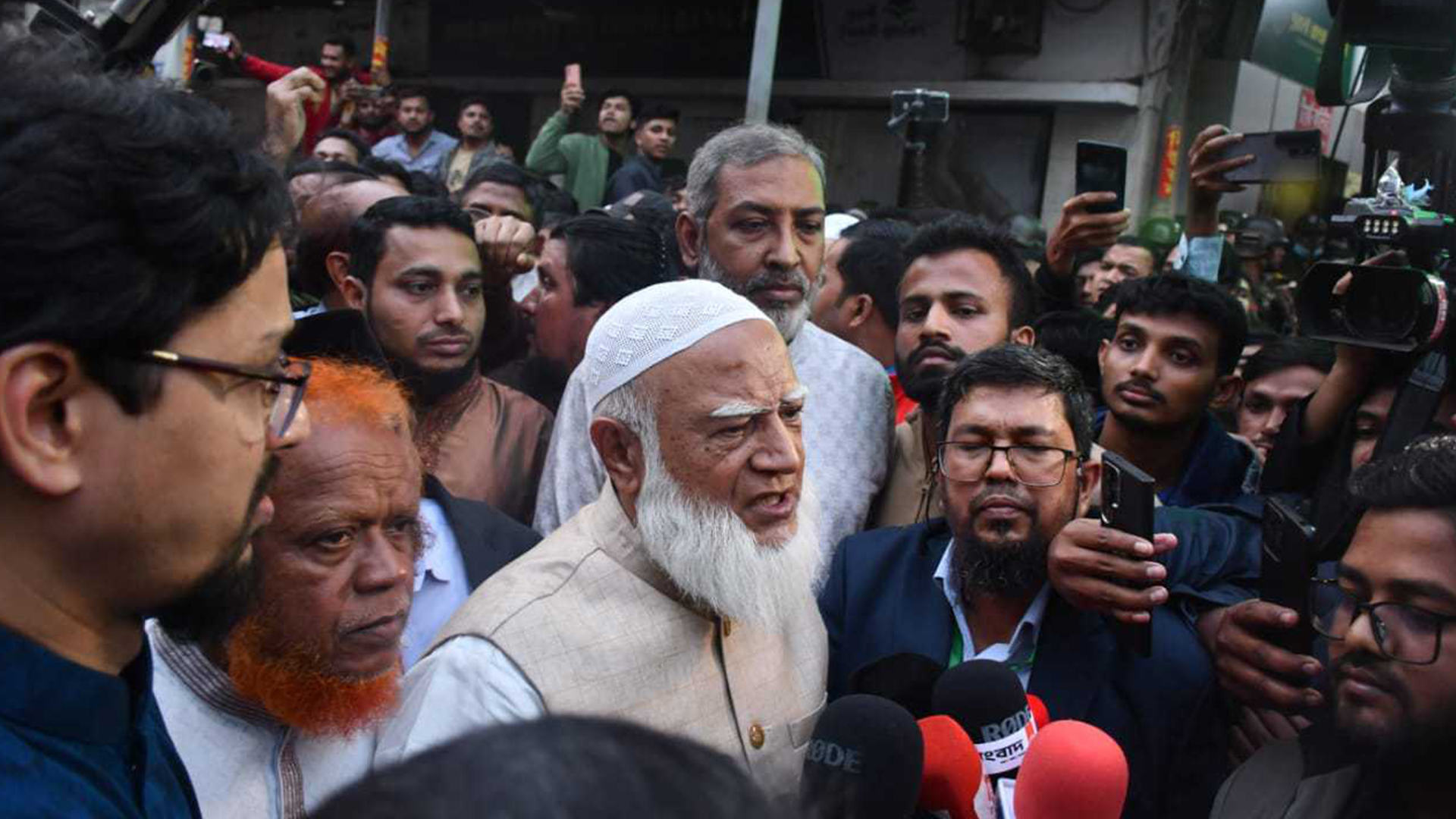 গুলিবিদ্ধ হাদির খোঁজ নিতে ঢামেকে জামায়াত আমির