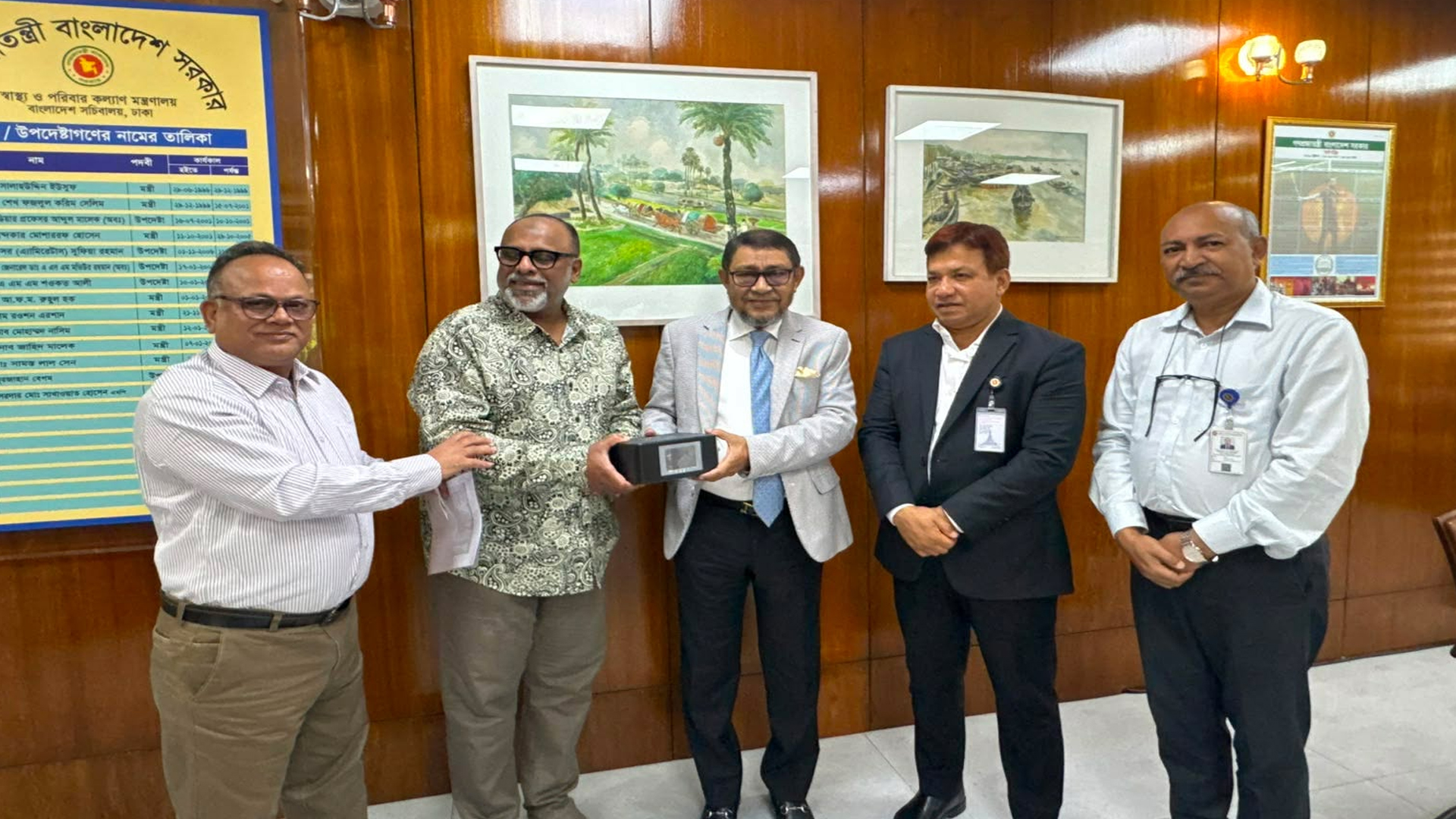 স্বাস্থ্যমন্ত্রীর কাছে হামের চিকিৎসা সরঞ্জাম হস্তা