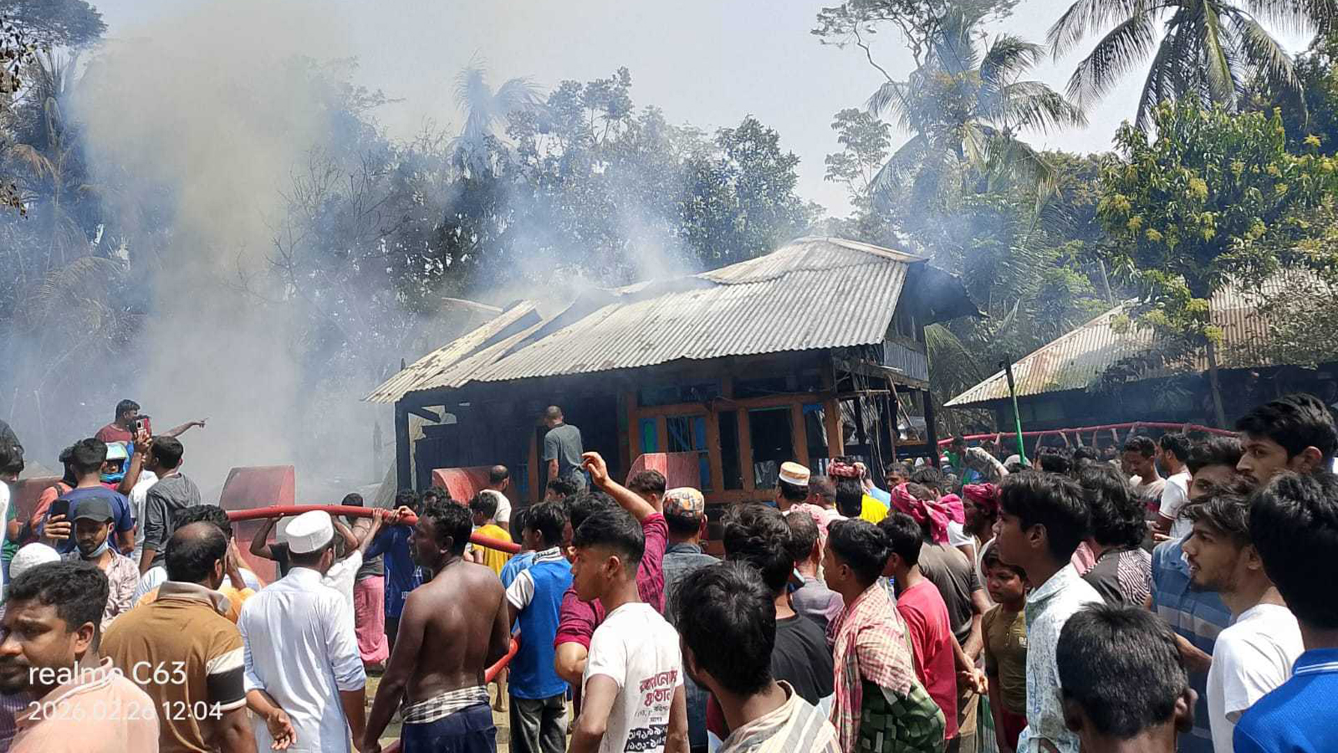 বরিশালে আগুনে ৫ পরিবারের স্বপ্ন পুড়ে ছাই