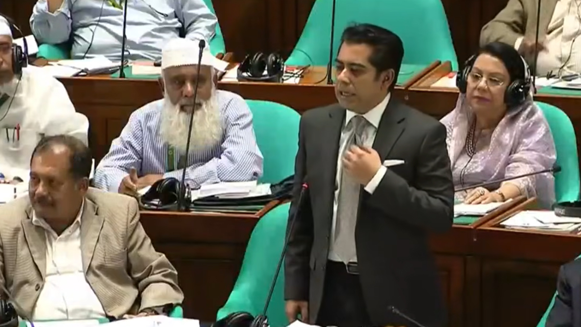 সংবিধান কি মনে করিয়ে দেয়, এটা একাত্তরের পরাজয়ের দলিল, প্রশ্ন আন্দালিব পার্থর