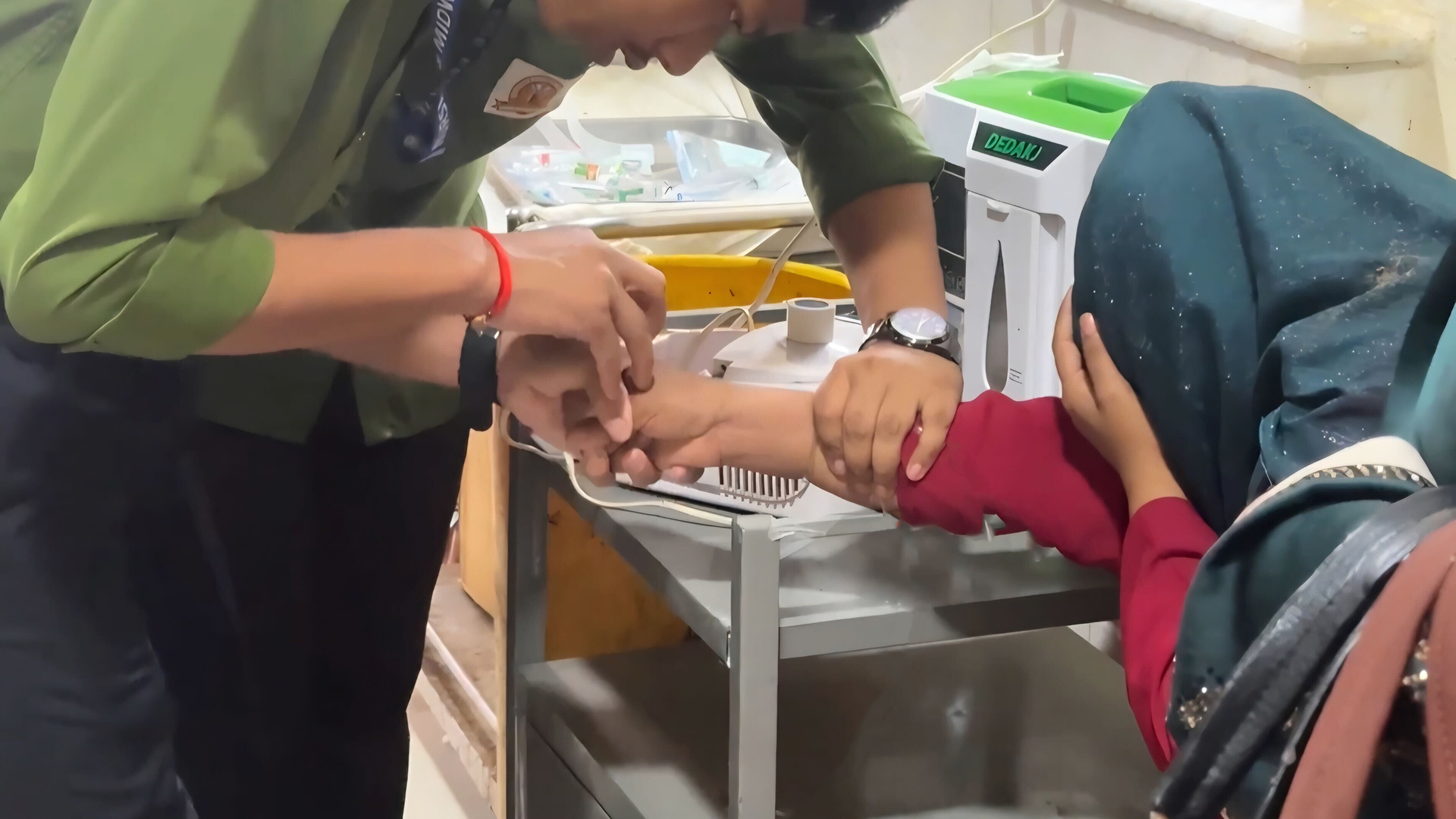 আদালতে বিচারকের সামনেই নারীর ‘বিষপান’, অতঃপর...