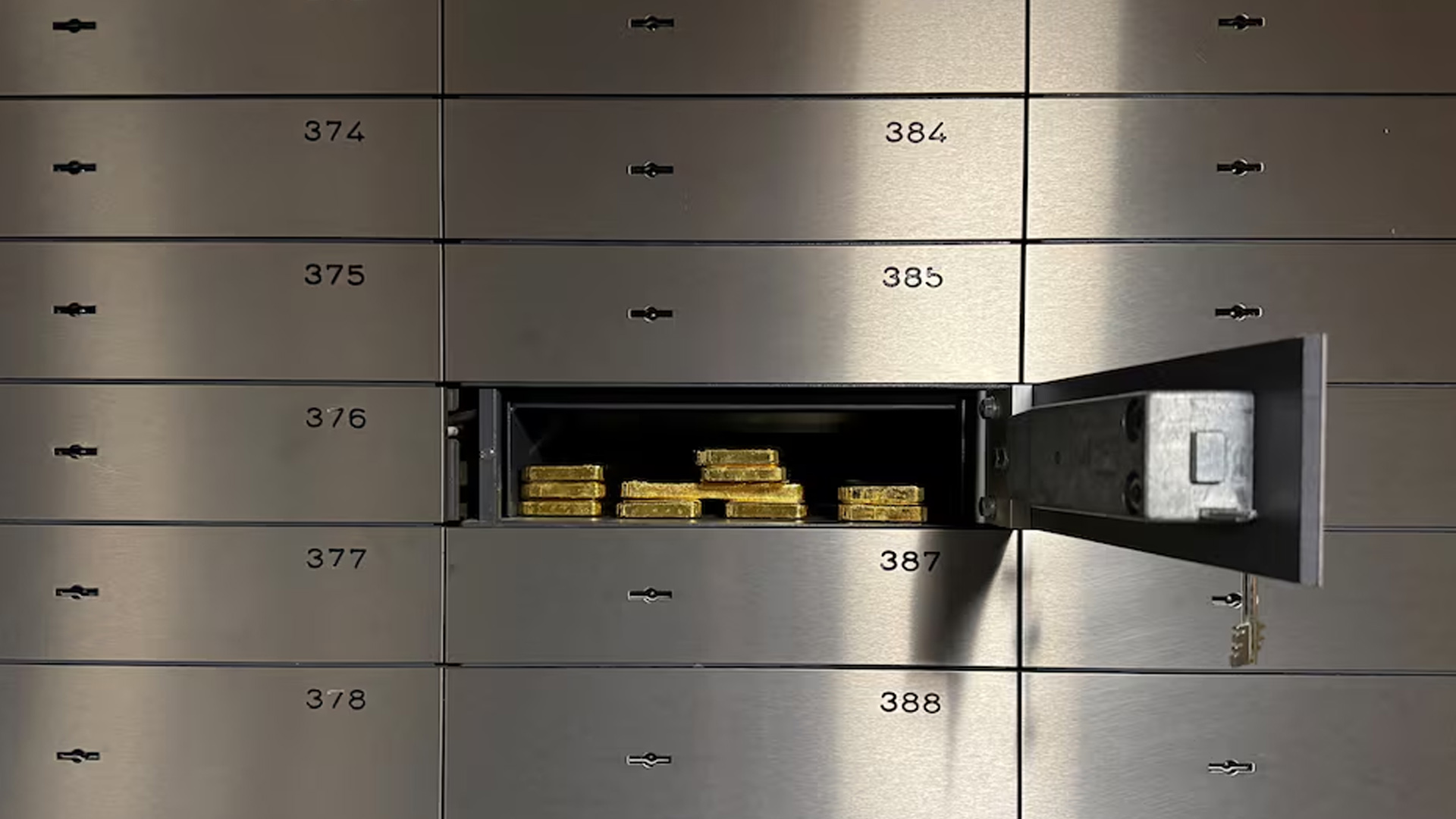 বিশ্ব অর্থনীতিতে চাহিদা বাড়ছে স্বর্ণের, বাংলাদেশ ব্যাংকের মজুত কত?