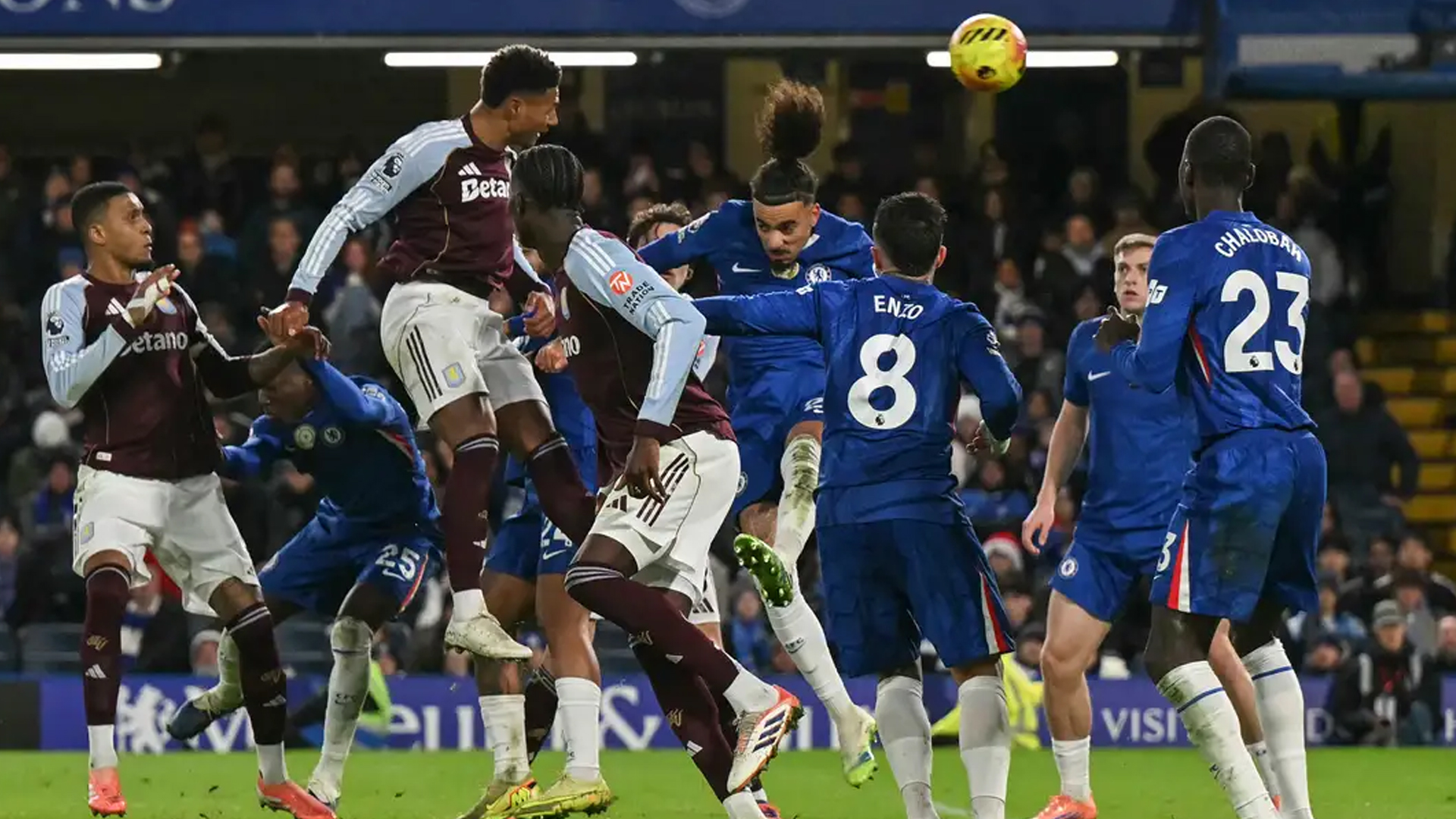 মার্টিনেজদের ডাগআউটে বোতল ছোড়ায় আড়াই কোটি টাকা গচ্ছা দিচ্ছে চেলসি