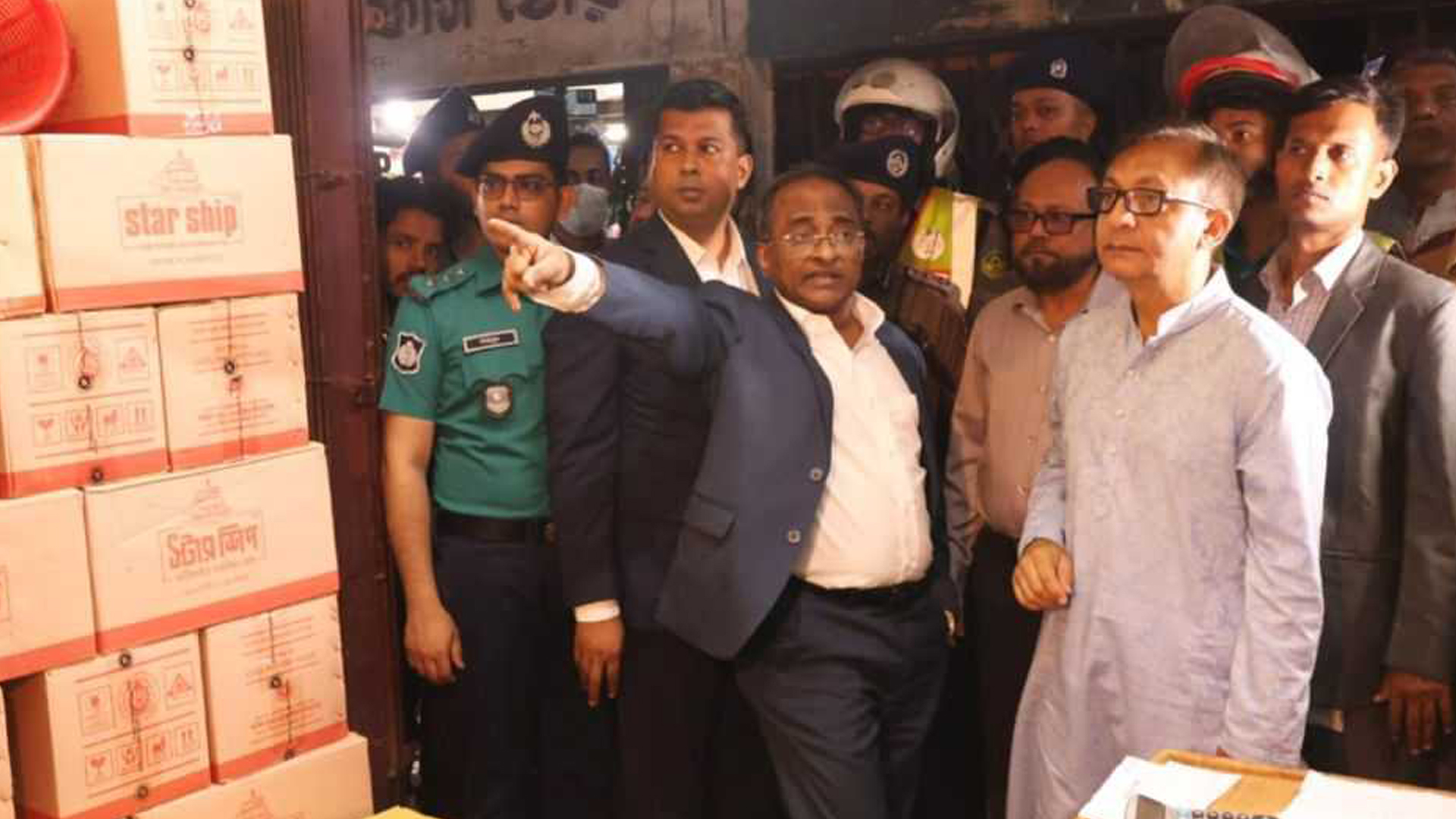 জ্বালানি ও ভোজ্যতেলের সরবরাহ প্রচুর, অহেতুক আতঙ্কিত হওয়ার কারণ নেই: বাণিজ্যমন্ত্রী