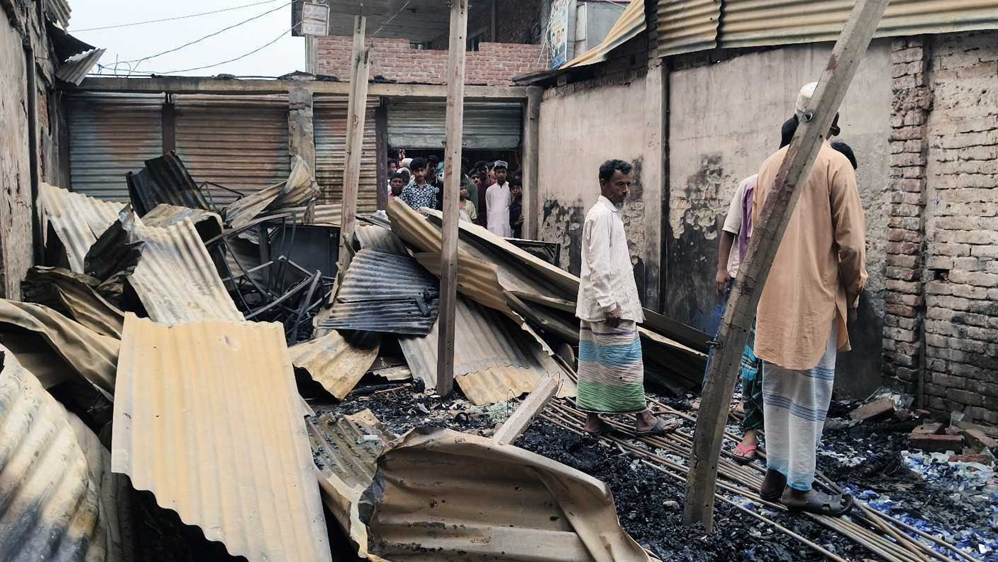 ফরিদগঞ্জে আগুনে পুড়ল ৬ দোকান