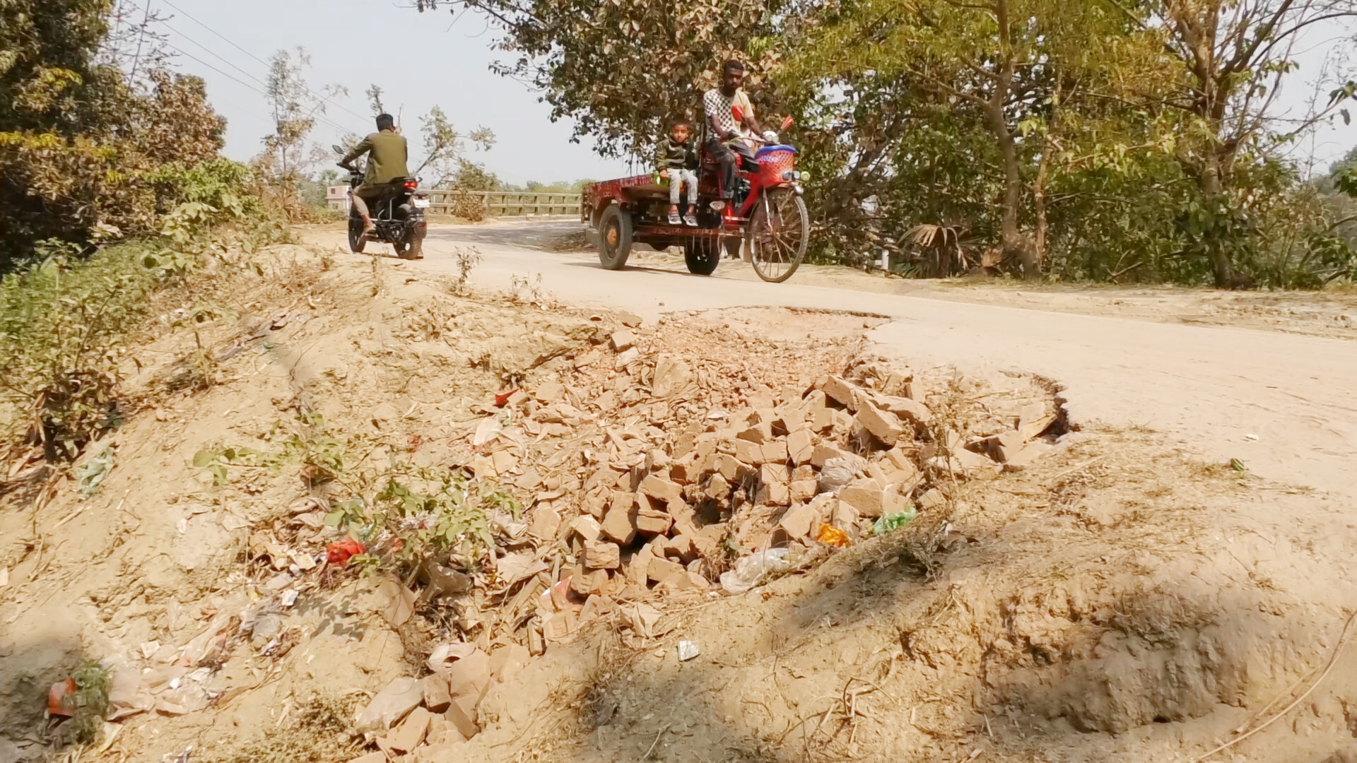 প্রথম শ্রেণির কর দিয়েও মেলে না তৃতীয় শ্রেণির সেবা