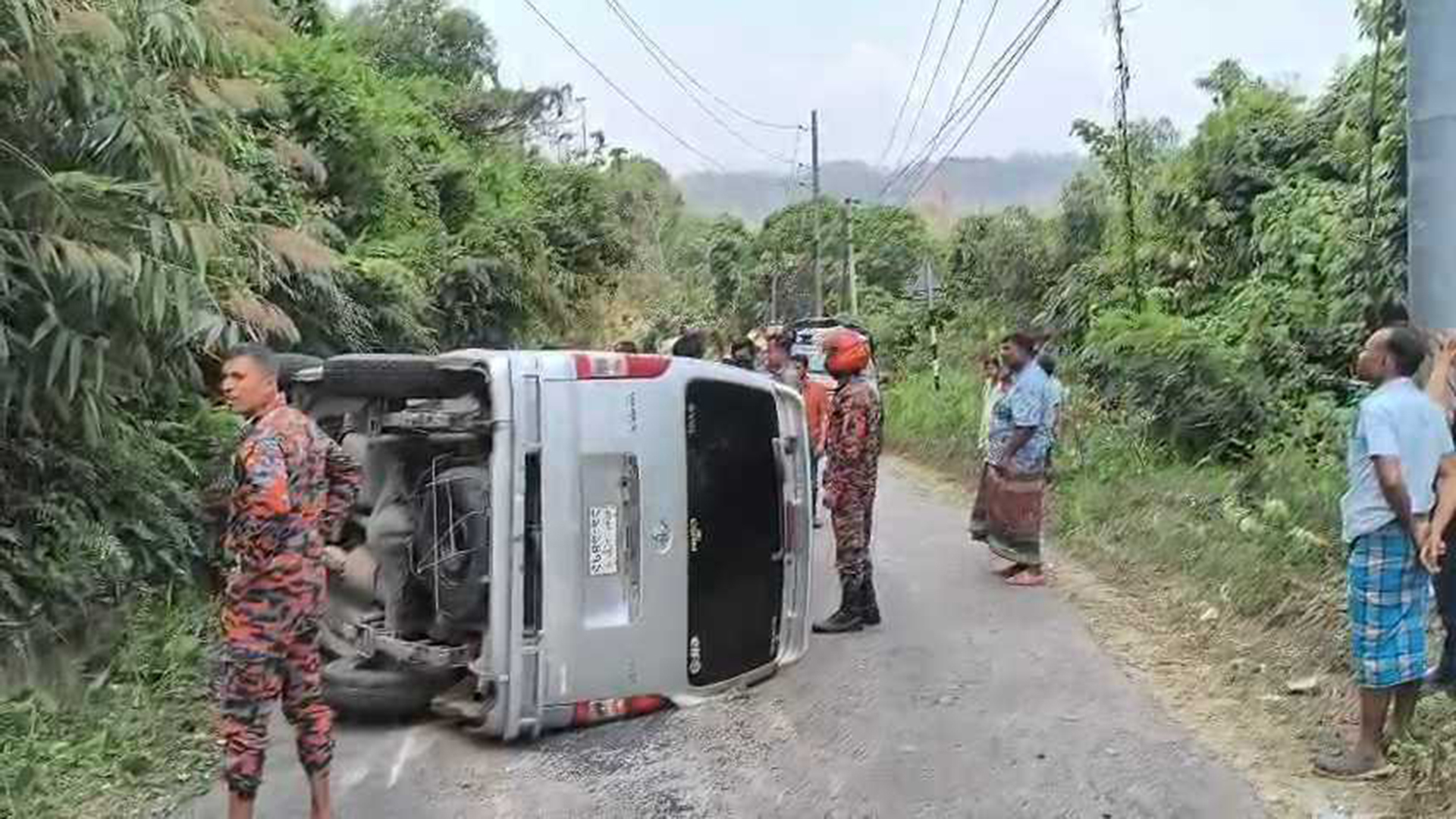 বান্দরবানে নিয়ন্ত্রণ হারিয়ে উল্টে গেল গাড়ি, ৯ পর্যটক আহত