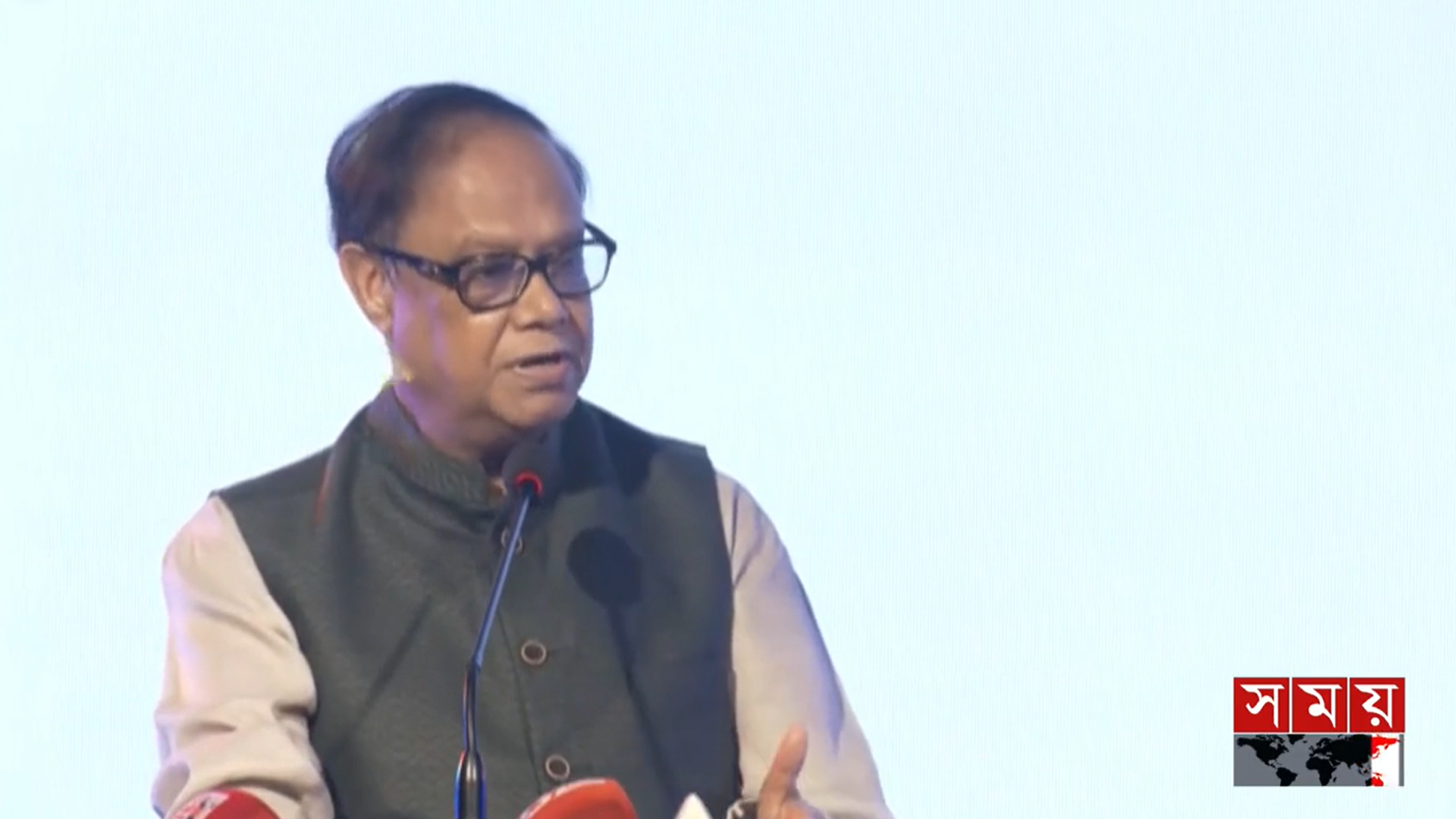 ৫ ব্যাংক একীভূতকরণের বিকল্প ছিল না: গভর্নর