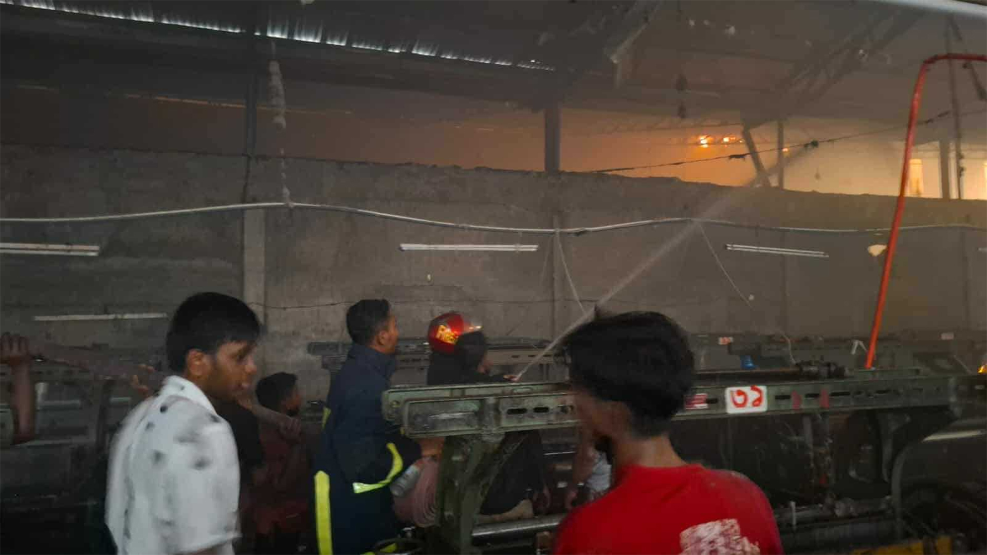 নরসিংদীর মাধবদীতে আগুনে পুড়ল ৩ টেক্সটাইল কারখানা