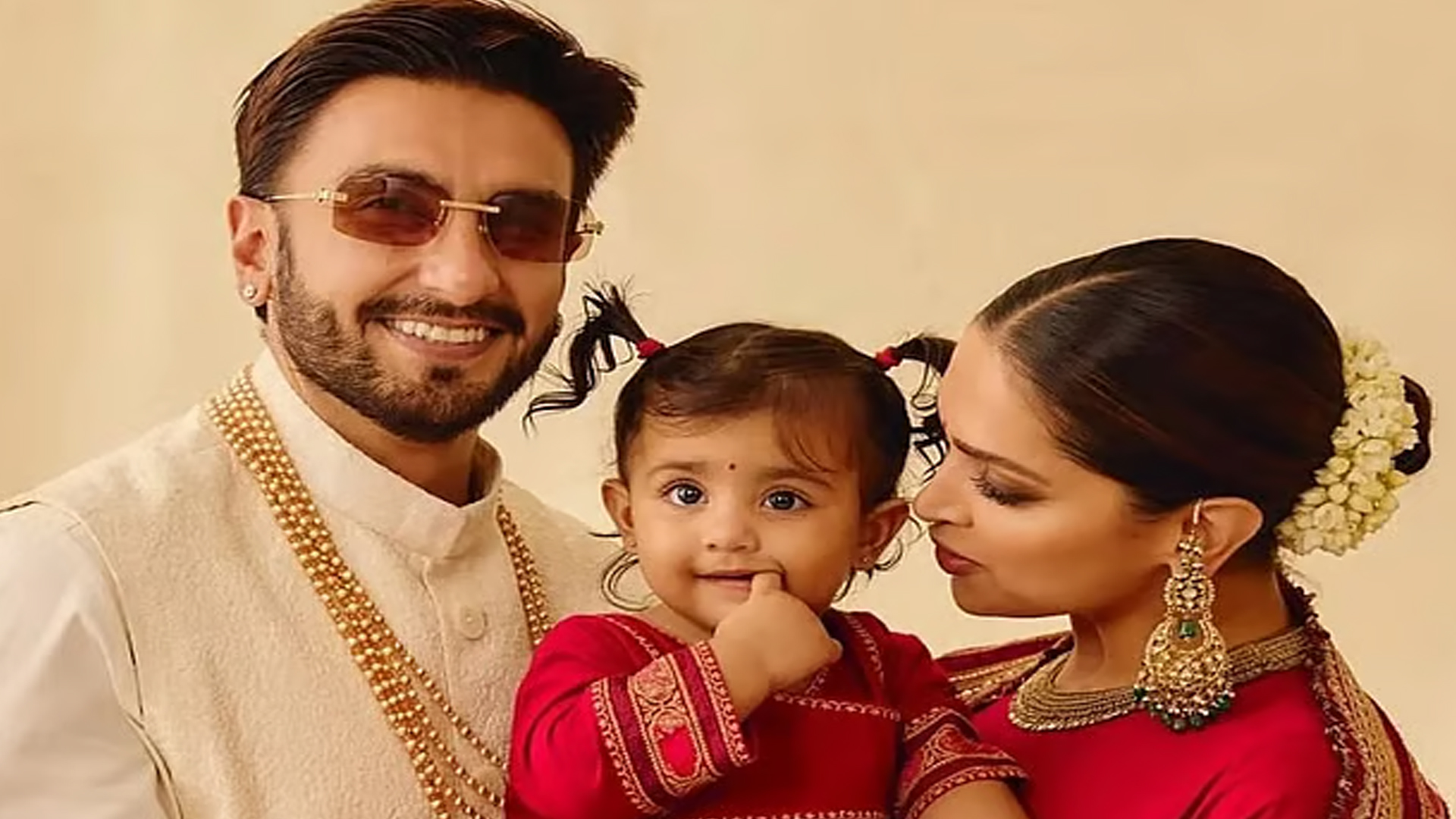 ম্যাচিং পোশাকে মেয়েকে সামনে আনলেন দীপিকা–রণবীর